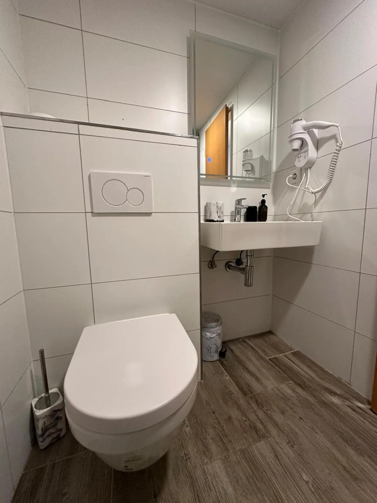 Toilet in Rheinmetropole Hotel