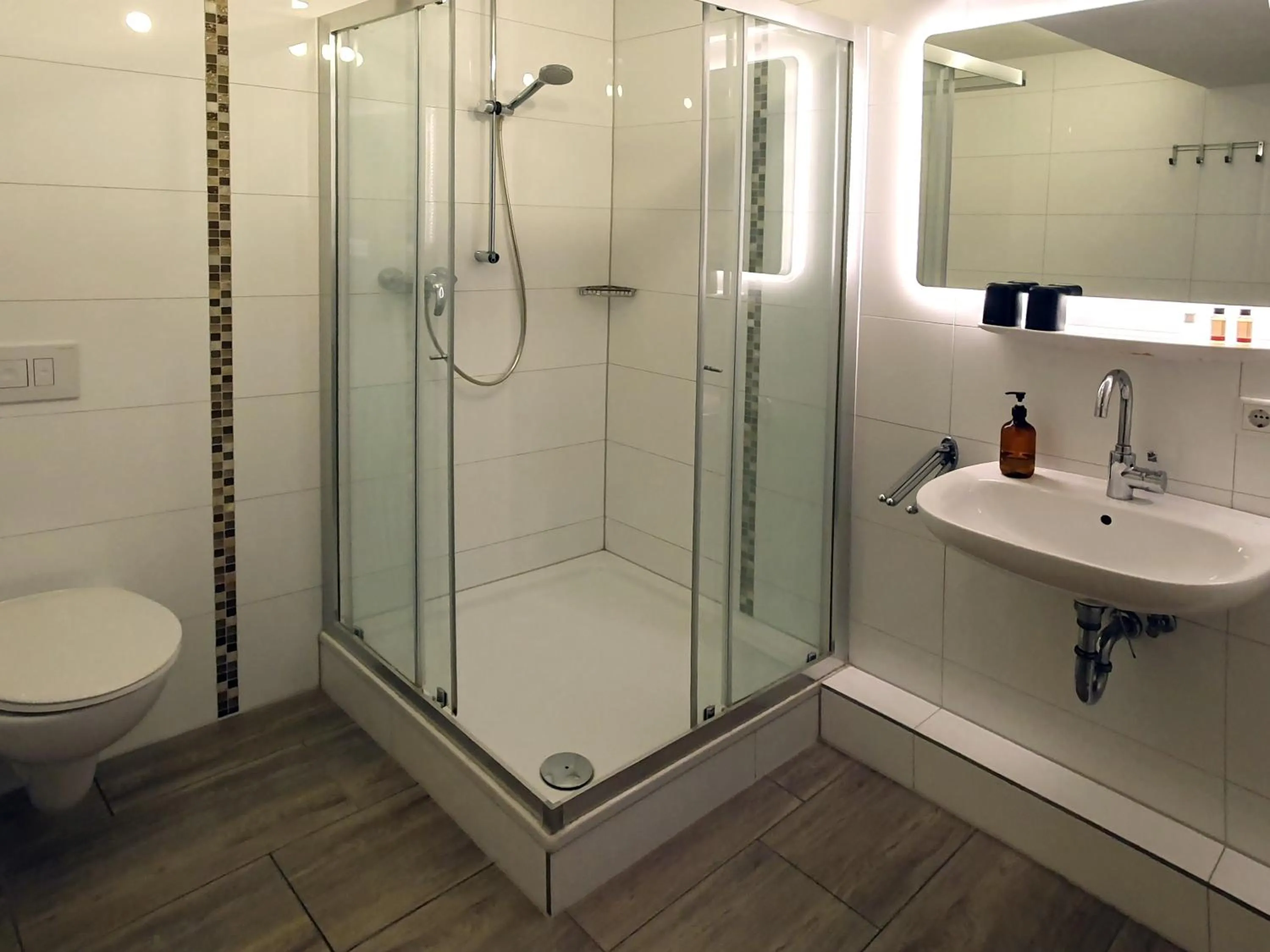 Shower in Rheinmetropole Hotel