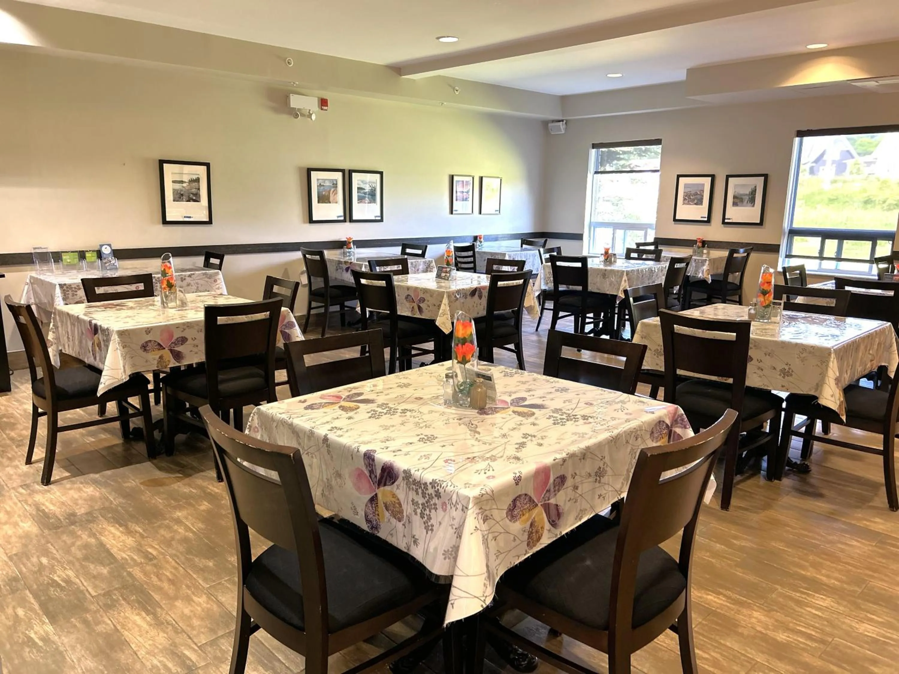 Buffet breakfast in Midland Inn & Suites