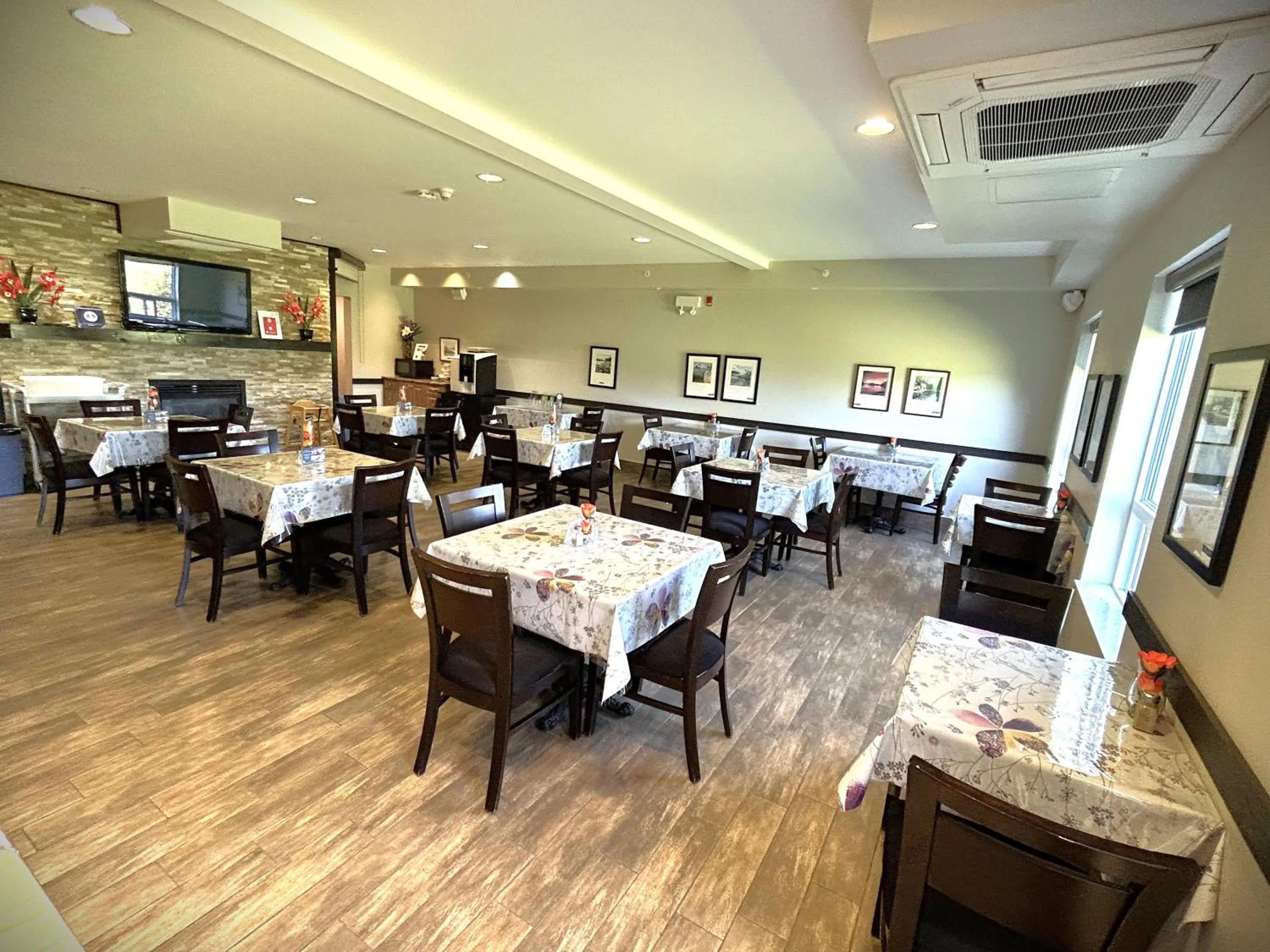 Buffet breakfast in Midland Inn & Suites