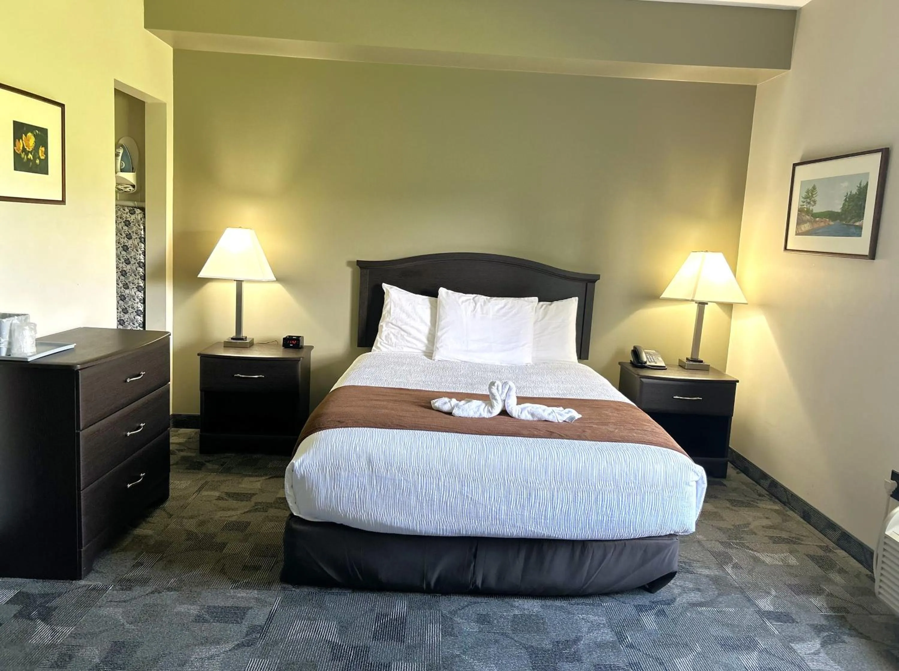 Bedroom, Bed in Midland Inn & Suites