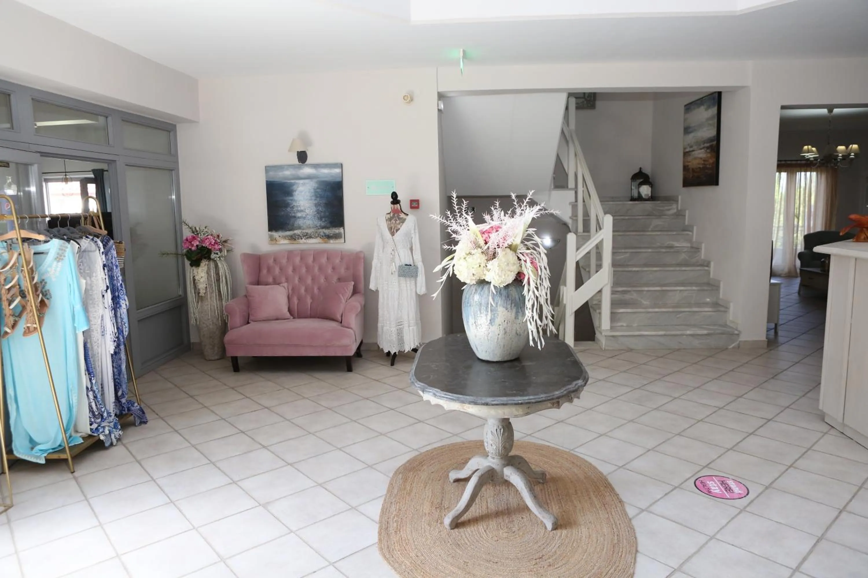 Communal lounge/ TV room in Caretta - Caretta Hotel