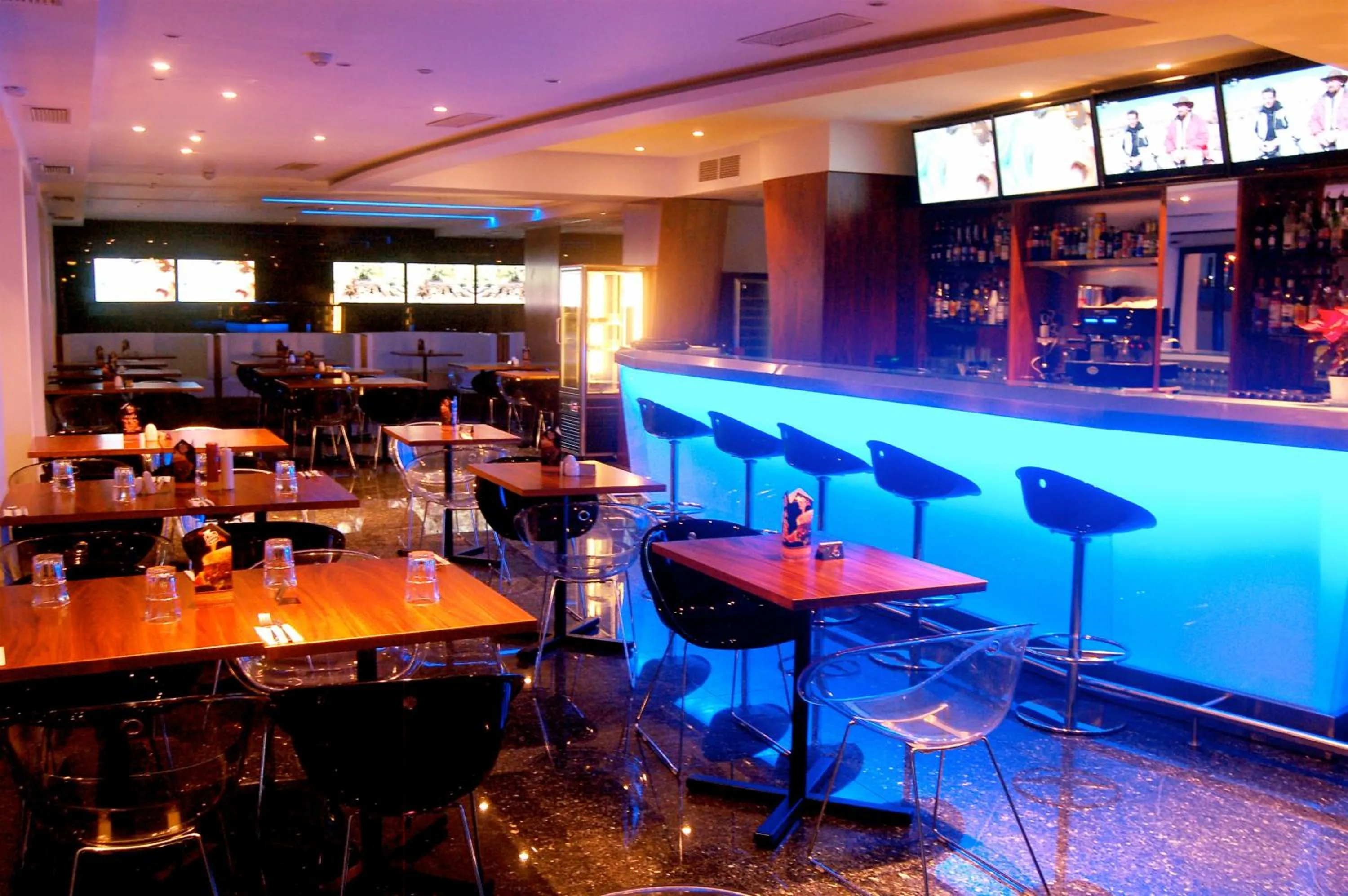 Lounge or bar in Water's Edge Hotel