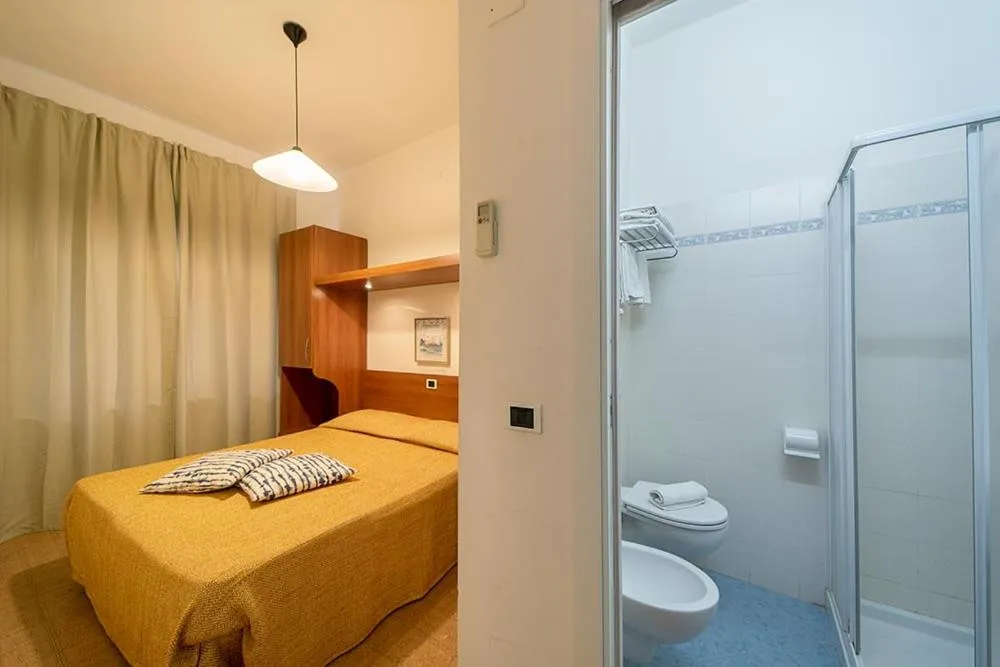 Bathroom, Bed in Hotel Belmare