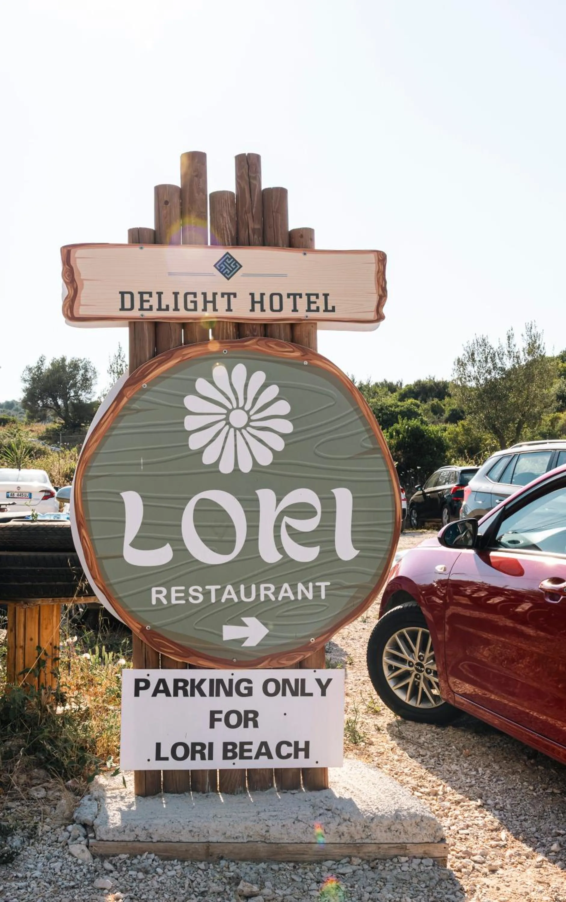 Restaurant/places to eat in Delight Hotel