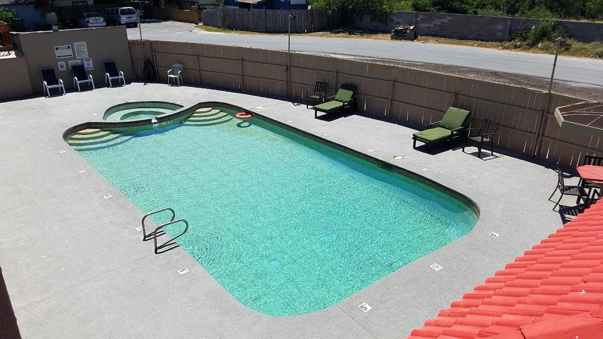 Swimming pool in Executive Inn Laguna Vista
