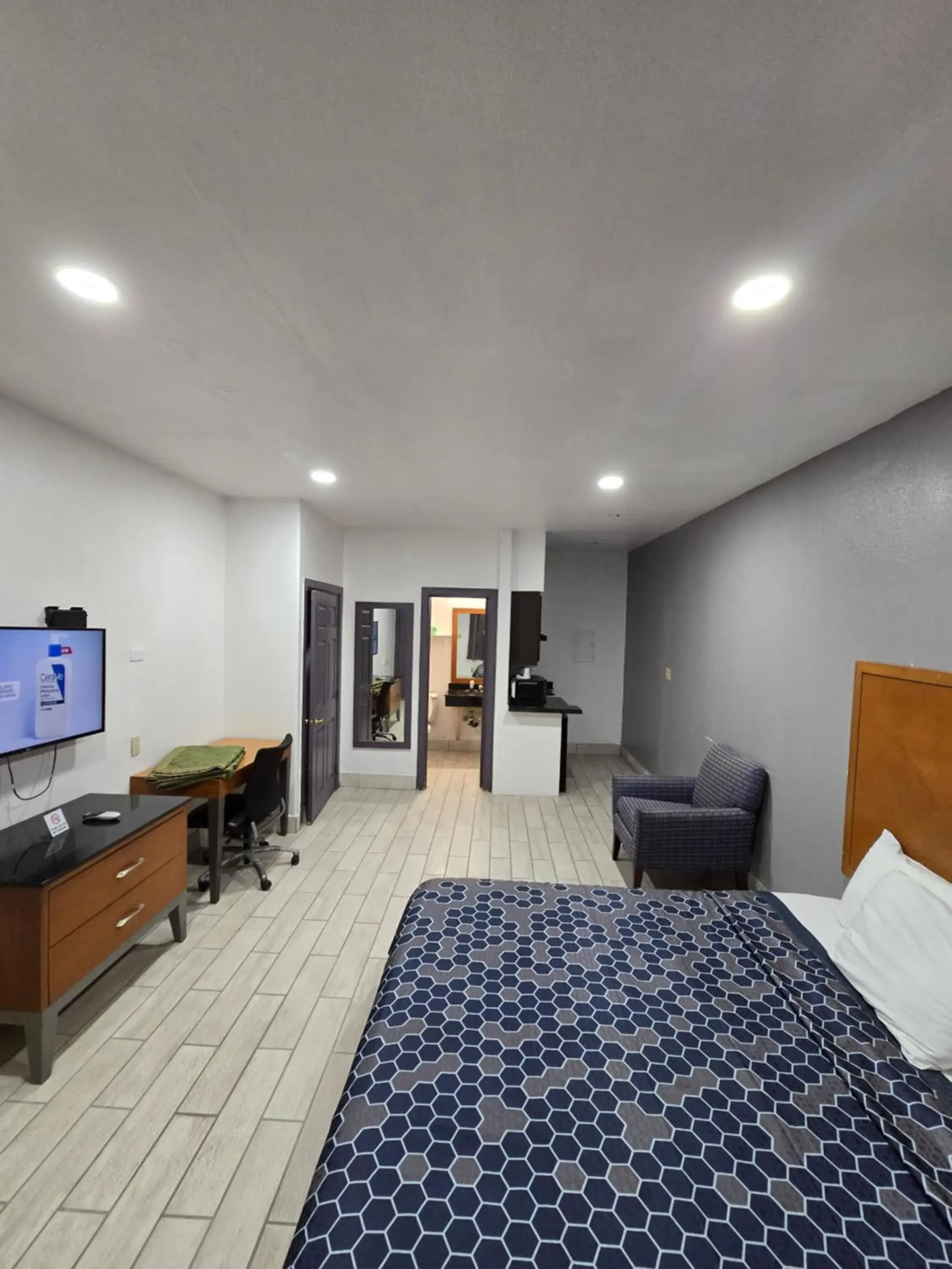 Deluxe King Room - single occupancy in Executive Inn Laguna Vista Deluxe King Room - single occupancy in Executive Inn Laguna Vista