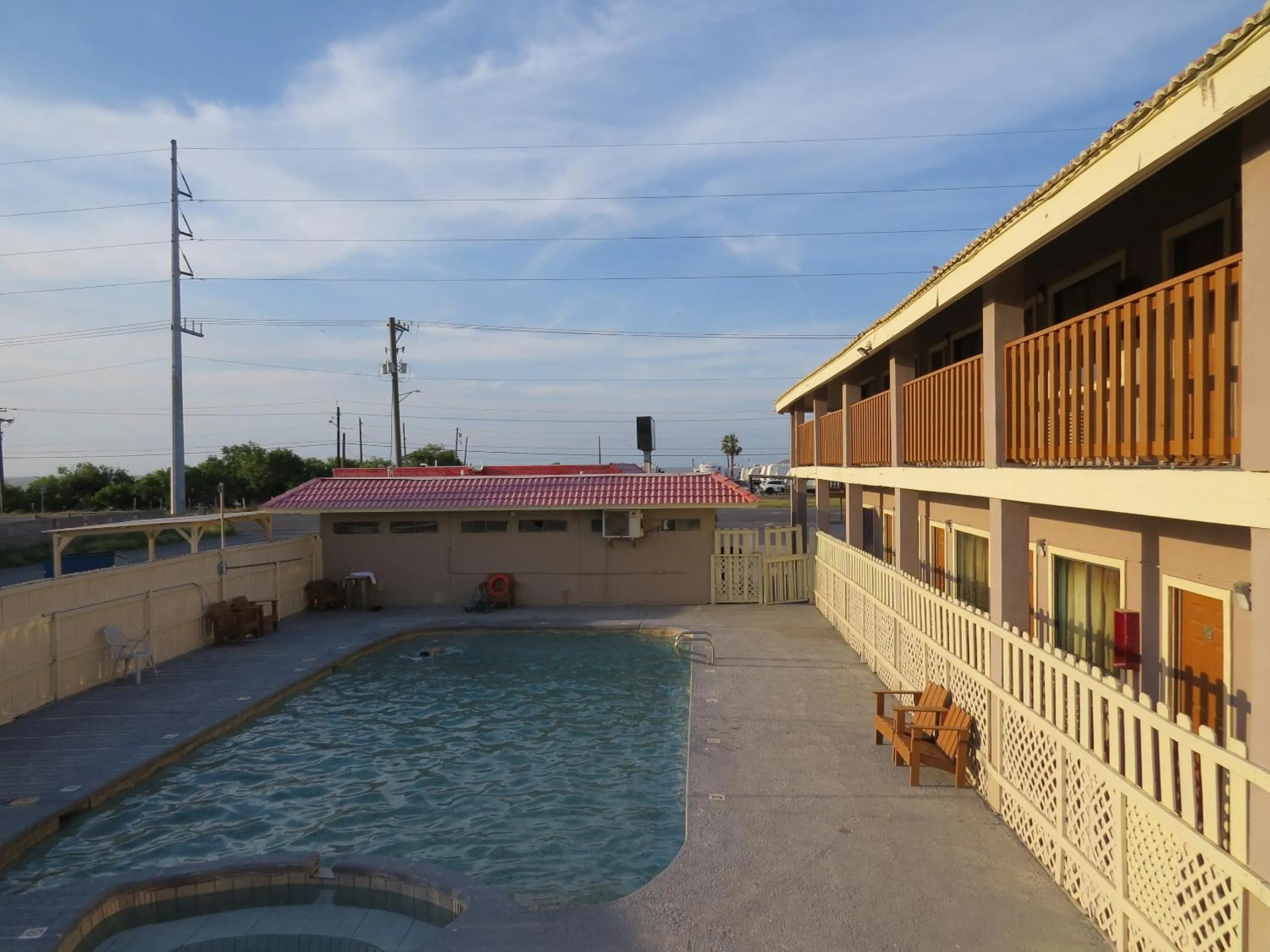 Swimming pool in Executive Inn Laguna Vista