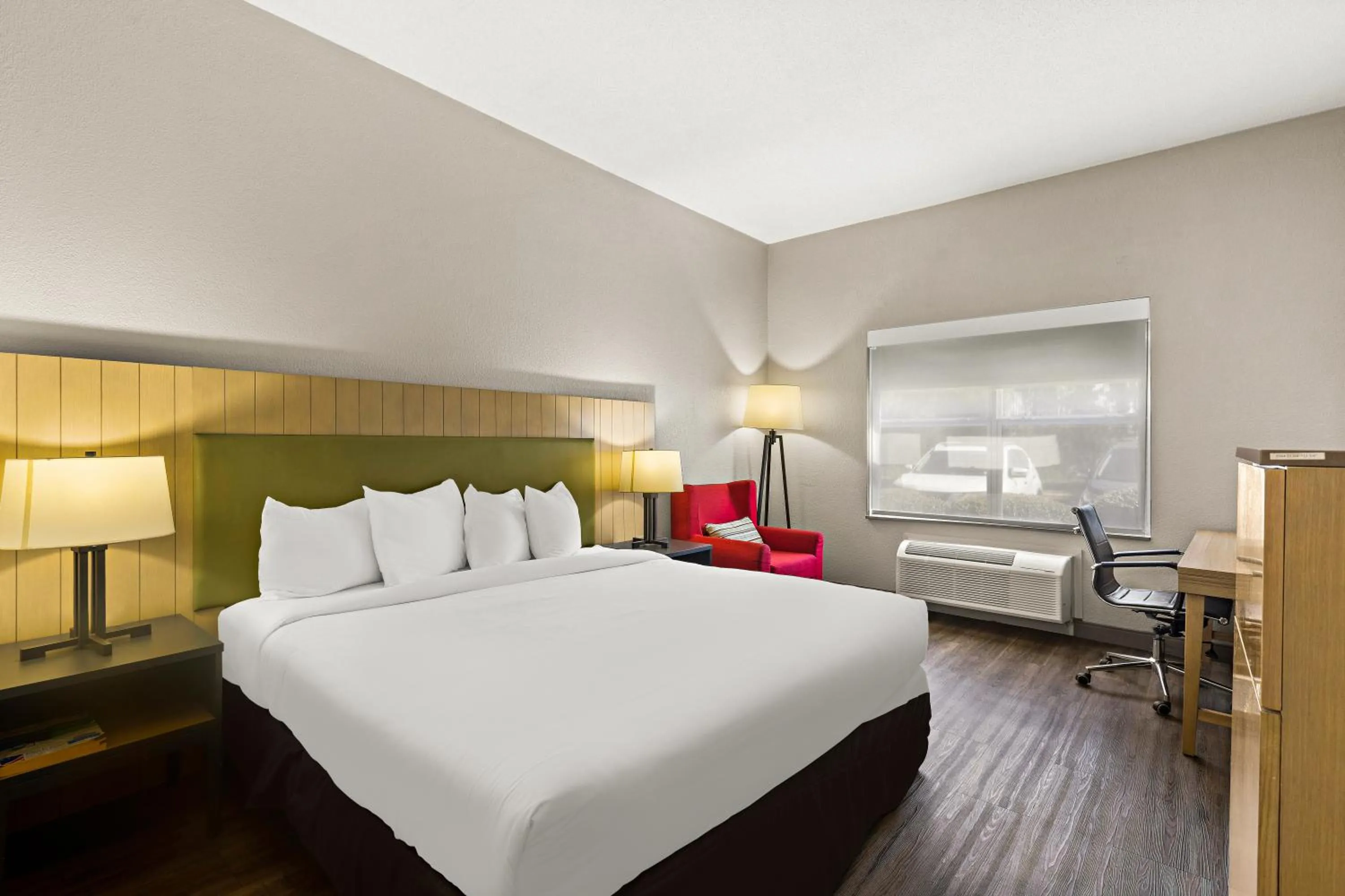 Bed in Country Inn & Suites by Radisson, Hinesville, GA