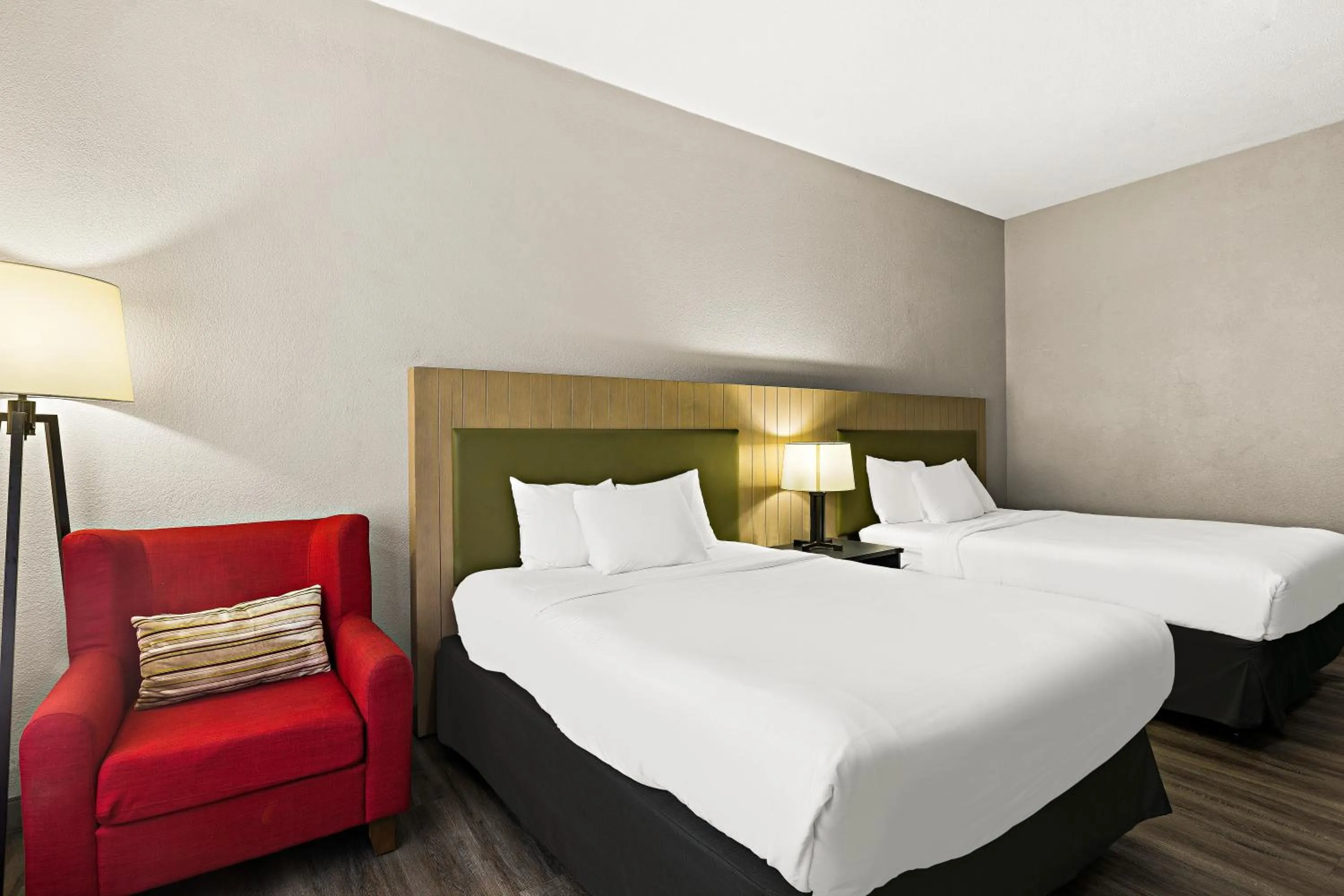 Bedroom, Bed in Country Inn & Suites by Radisson, Hinesville, GA