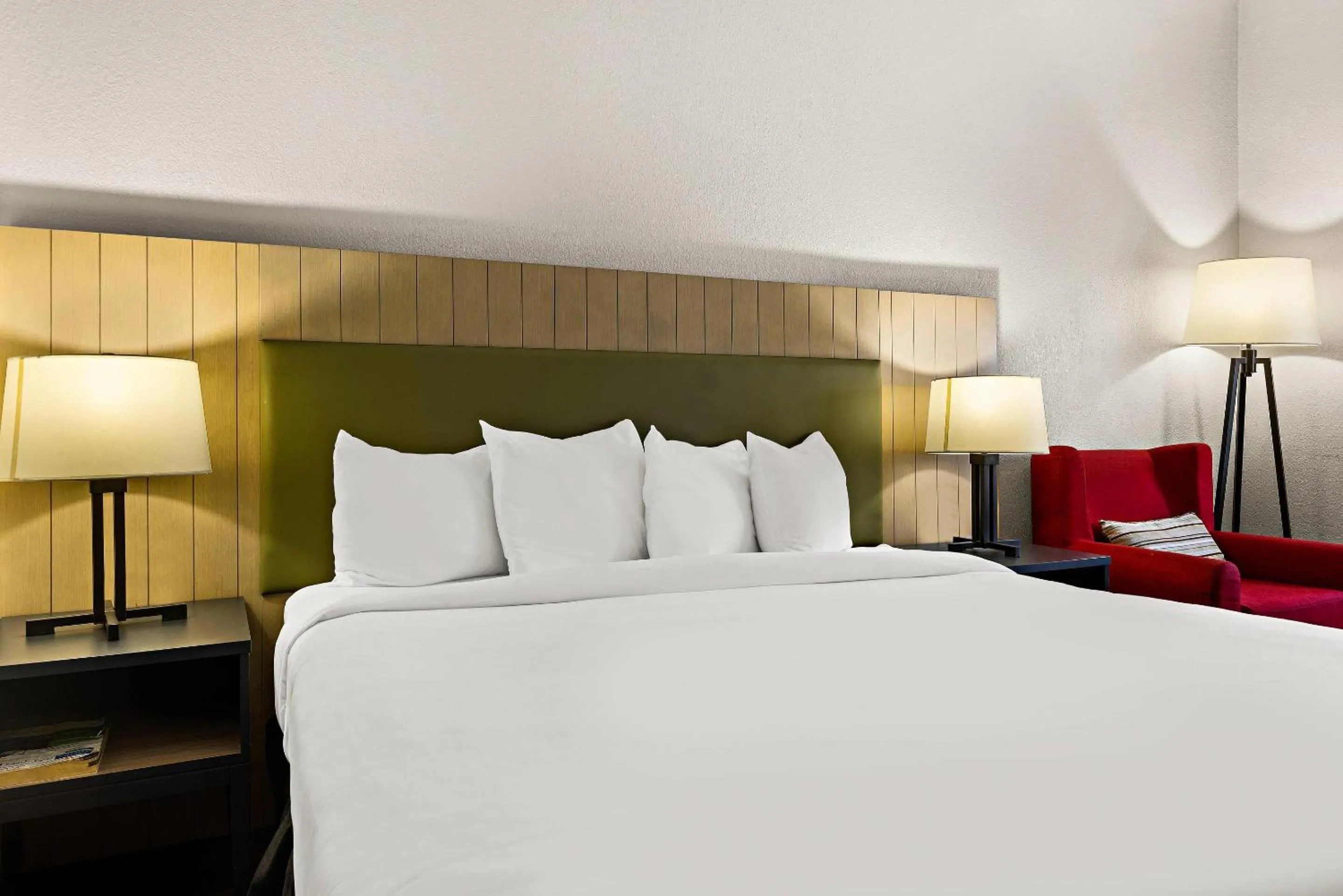 Bedroom, Bed in Country Inn & Suites by Radisson, Hinesville, GA