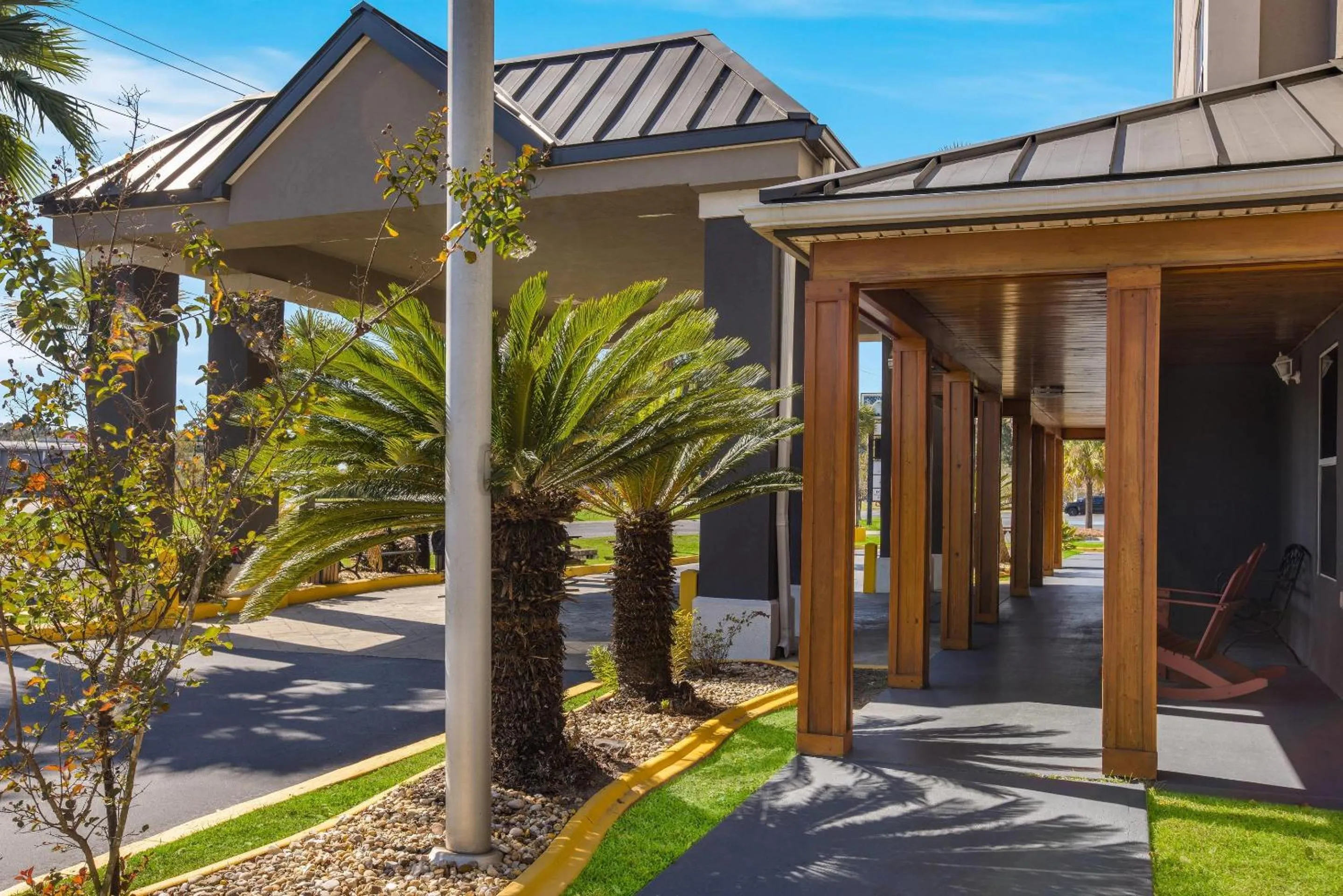 Property building in Country Inn & Suites by Radisson, Hinesville, GA