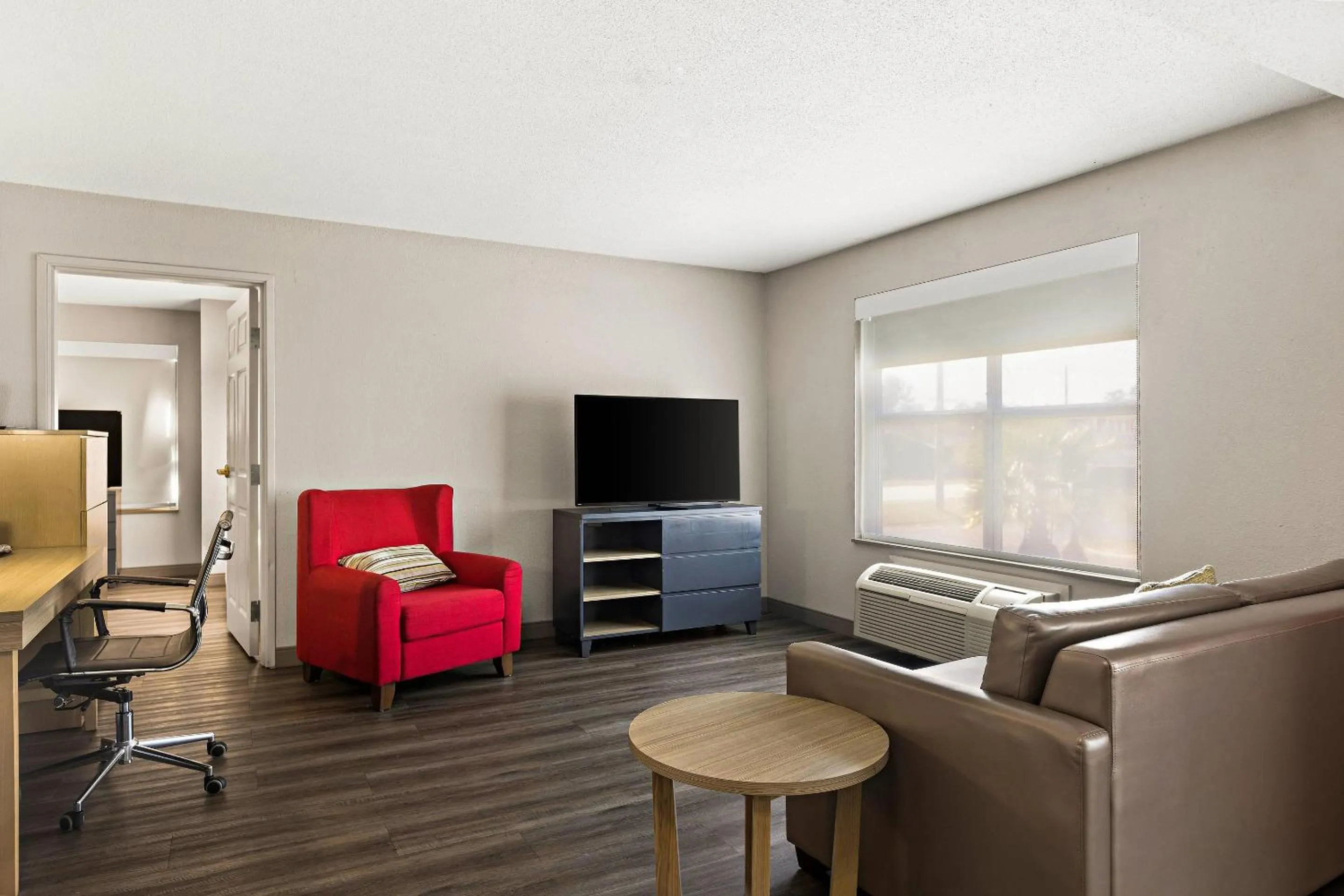 Bedroom in Country Inn & Suites by Radisson, Hinesville, GA