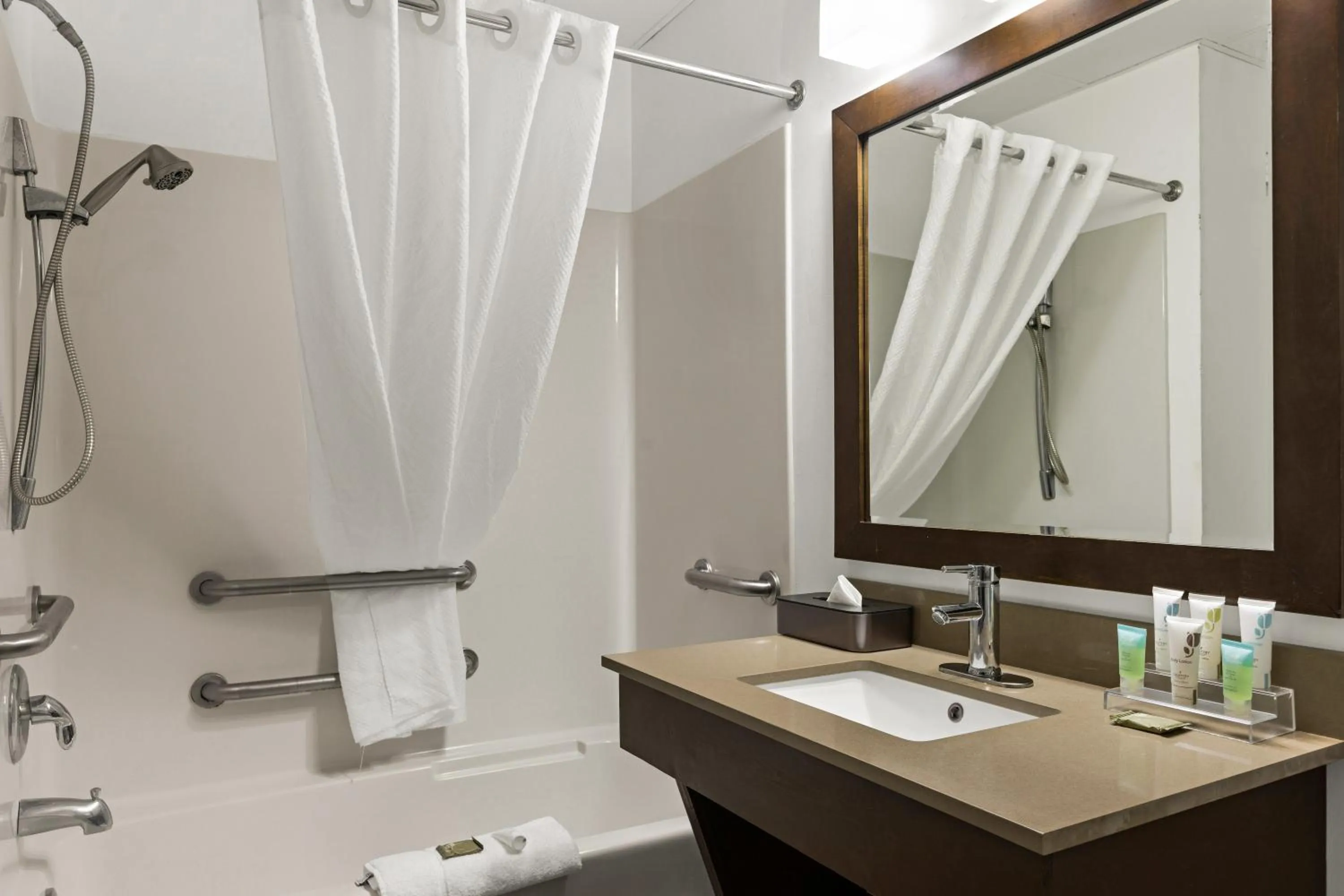 Bathroom in Country Inn & Suites by Radisson, Hinesville, GA