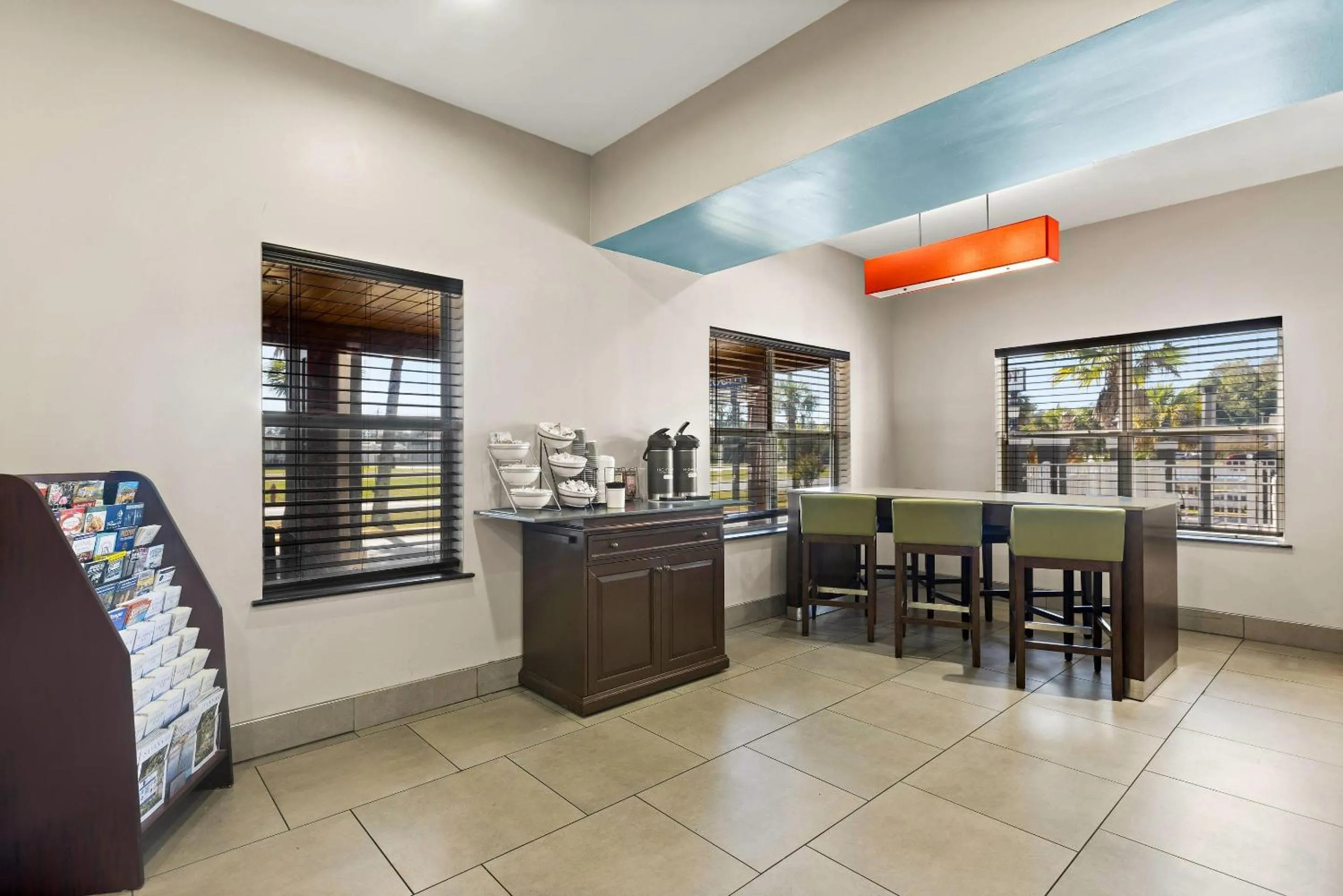 Breakfast in Country Inn & Suites by Radisson, Hinesville, GA