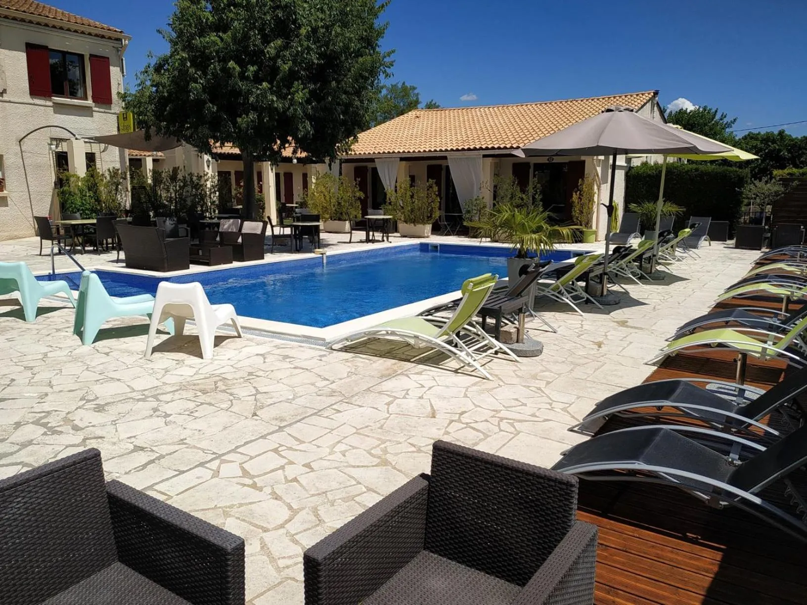 Patio in Hôtel Le Mas Des Amandiers