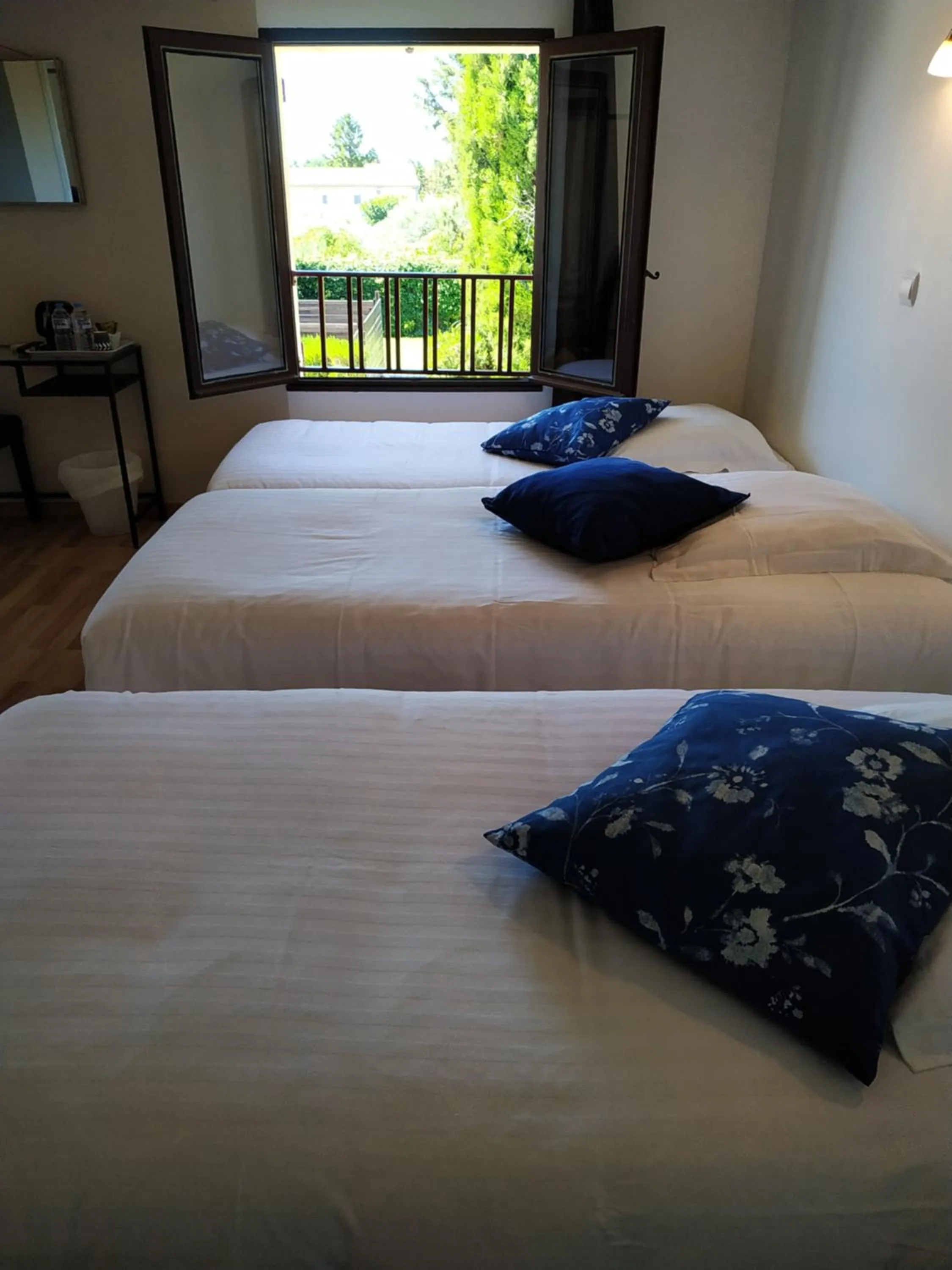 Bed in Hôtel Le Mas Des Amandiers