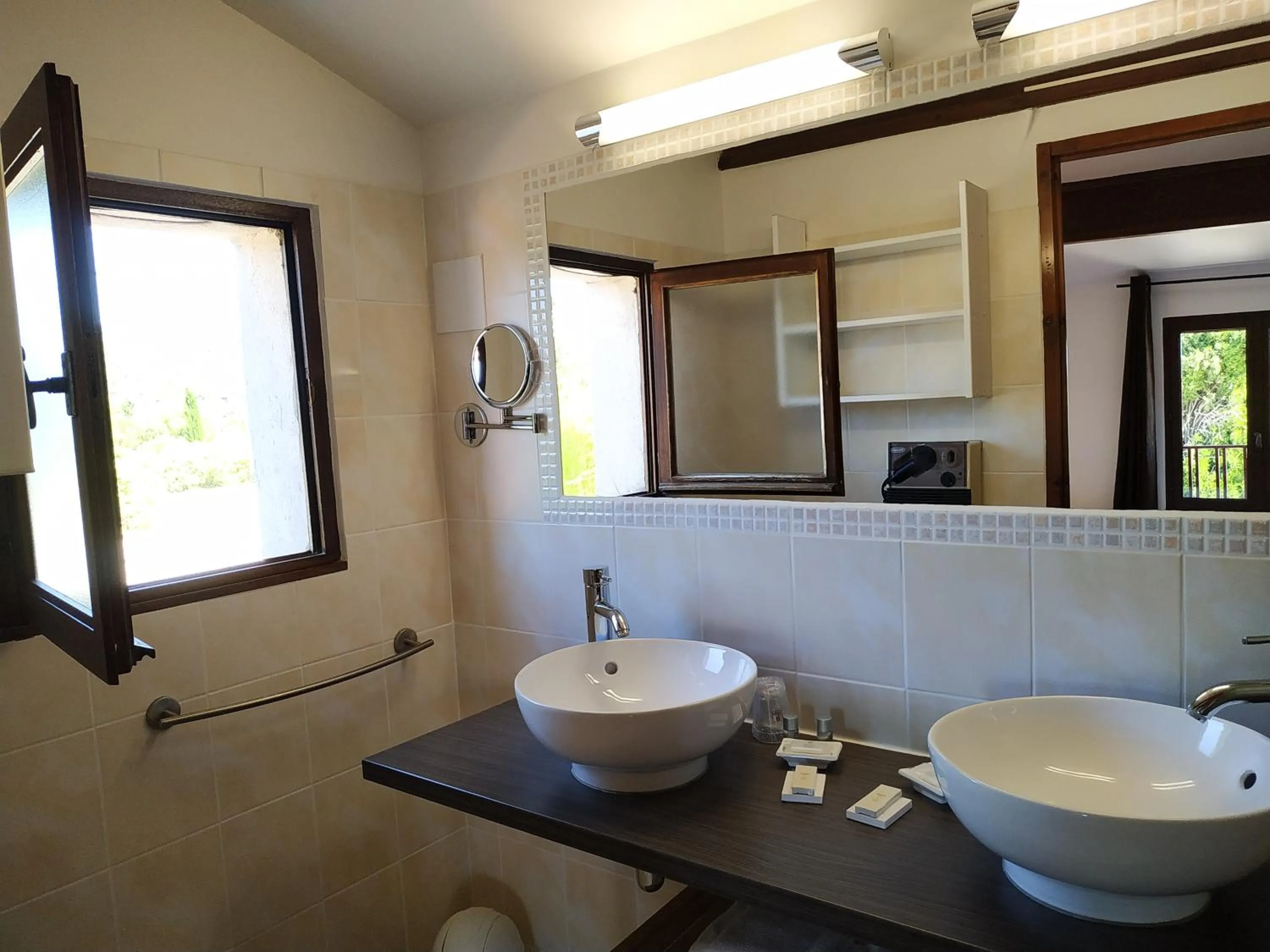 Bathroom in Hôtel Le Mas Des Amandiers