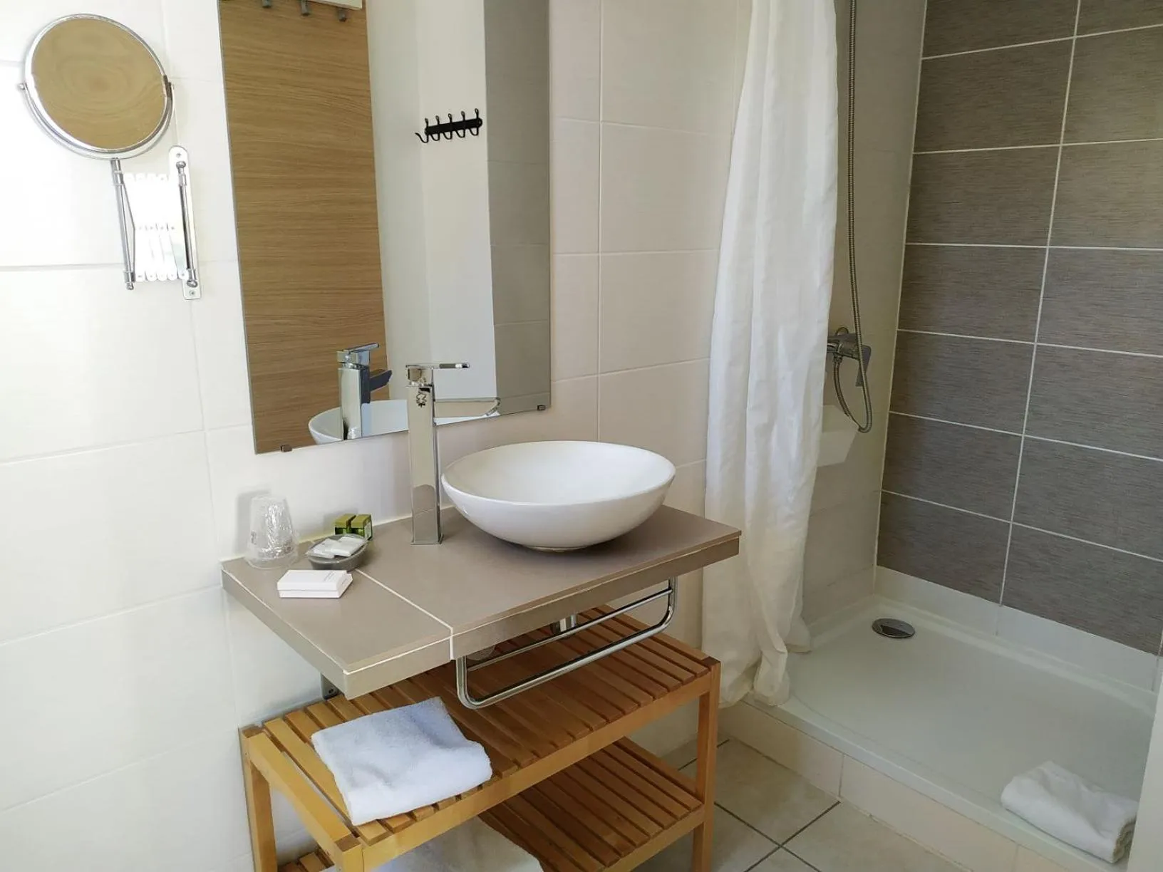 Bathroom in Hôtel Le Mas Des Amandiers