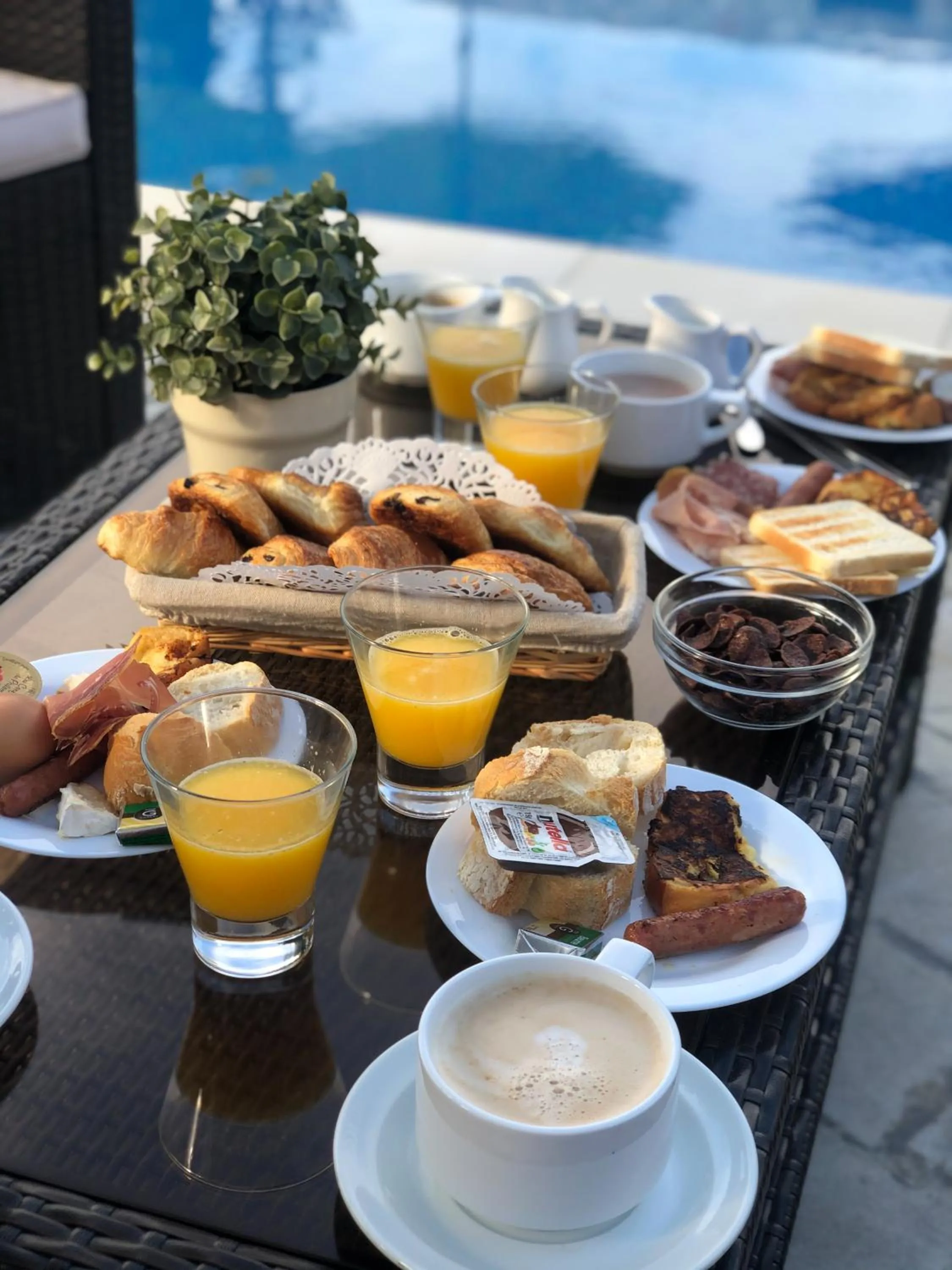 Food and drinks in Hôtel Le Mas Des Amandiers