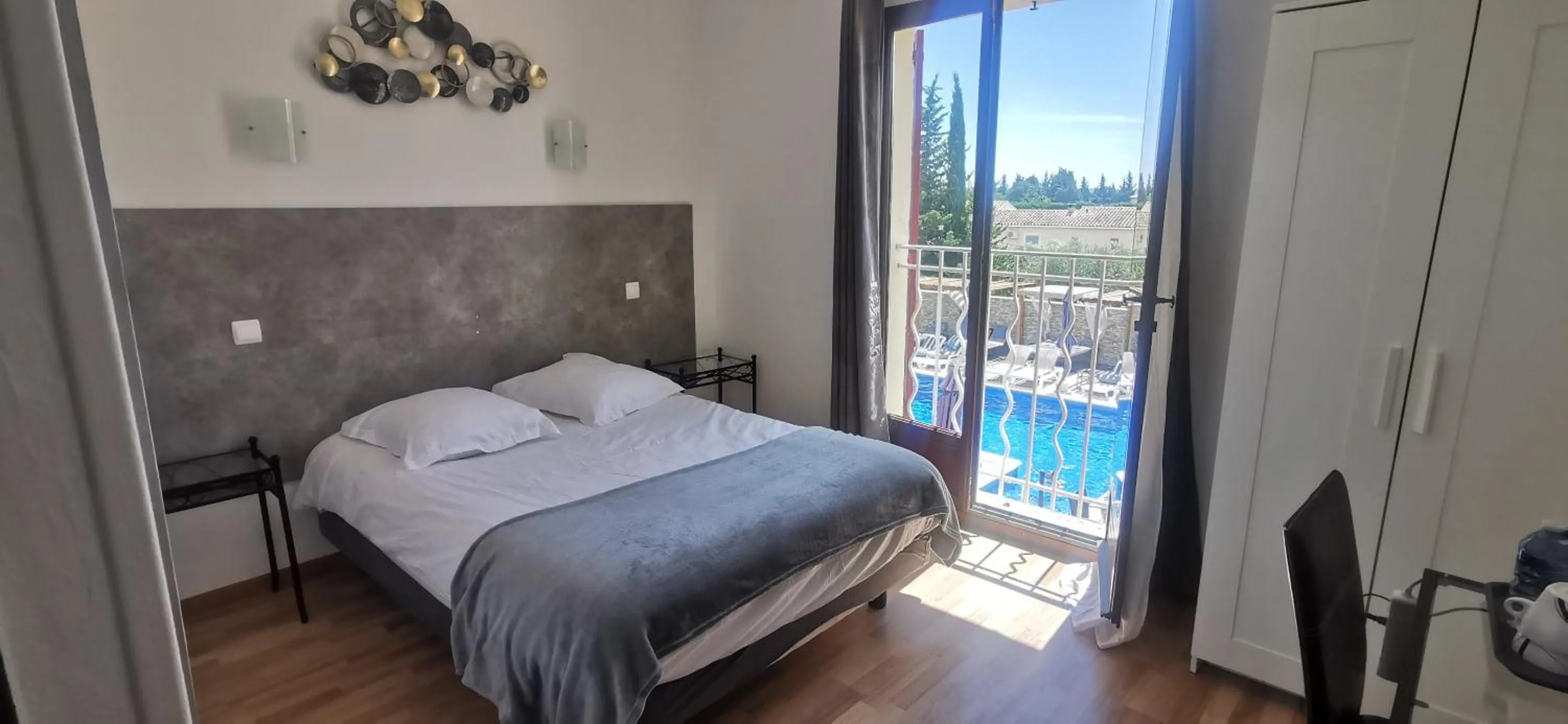 Bed in Hôtel Le Mas Des Amandiers