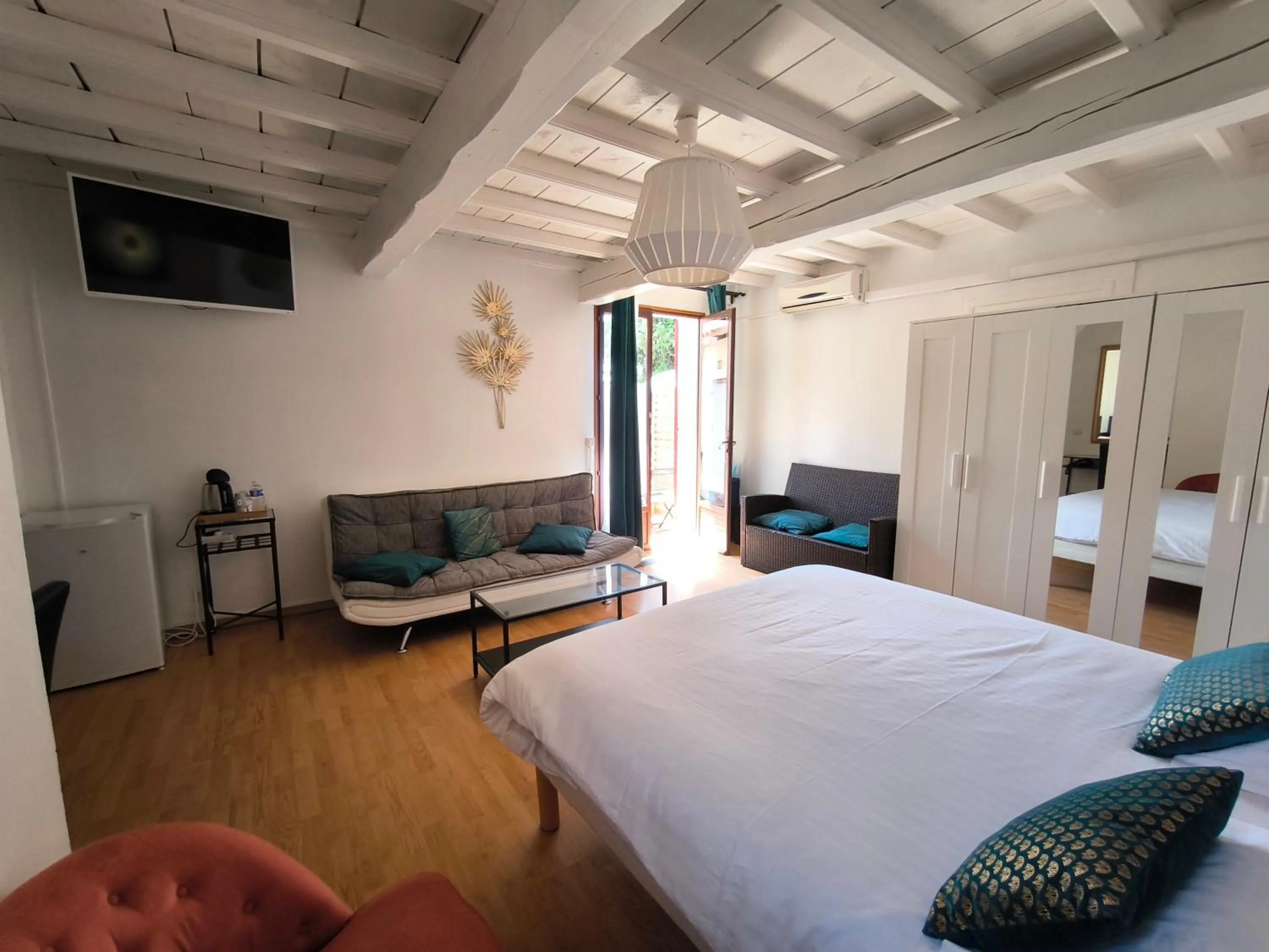 Photo of the whole room, Bed in Hôtel Le Mas Des Amandiers