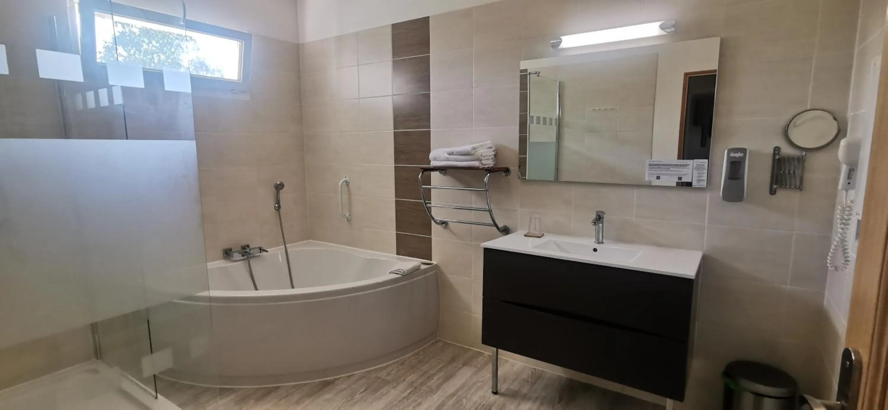 Shower in Hôtel Le Mas Des Amandiers