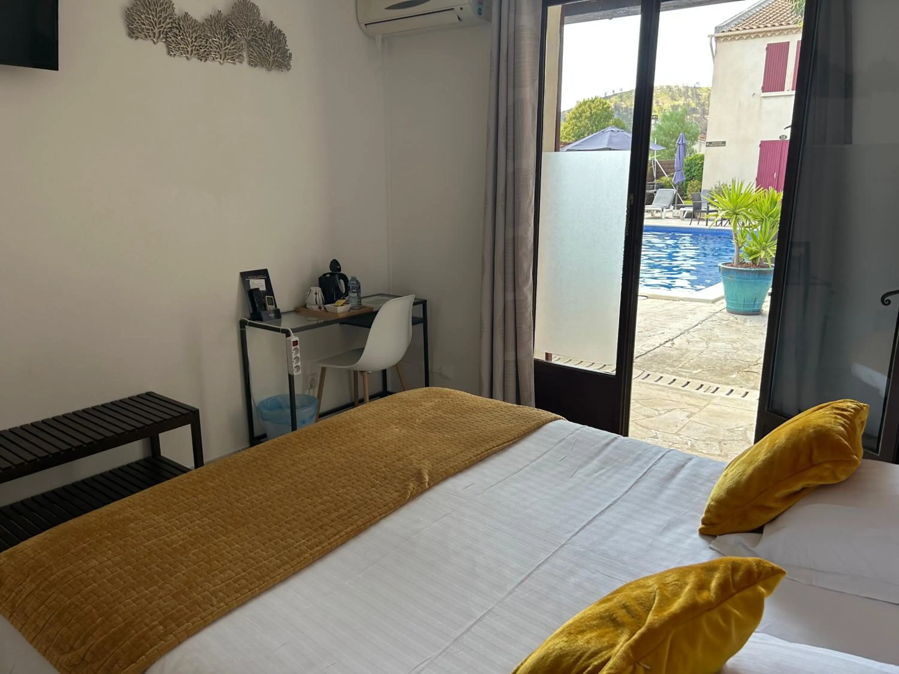 Bed in Hôtel Le Mas Des Amandiers