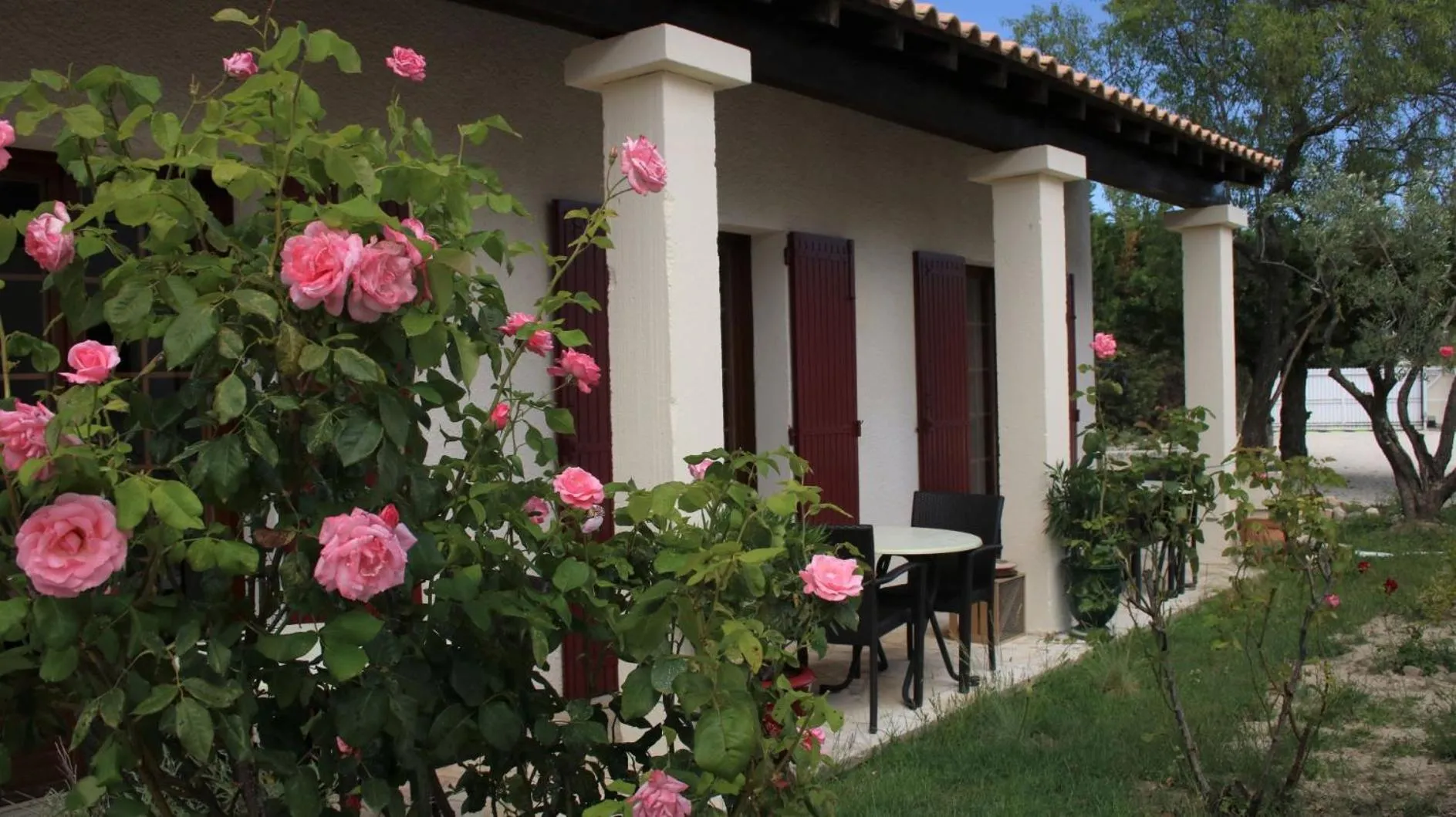 Patio in Hôtel Le Mas Des Amandiers