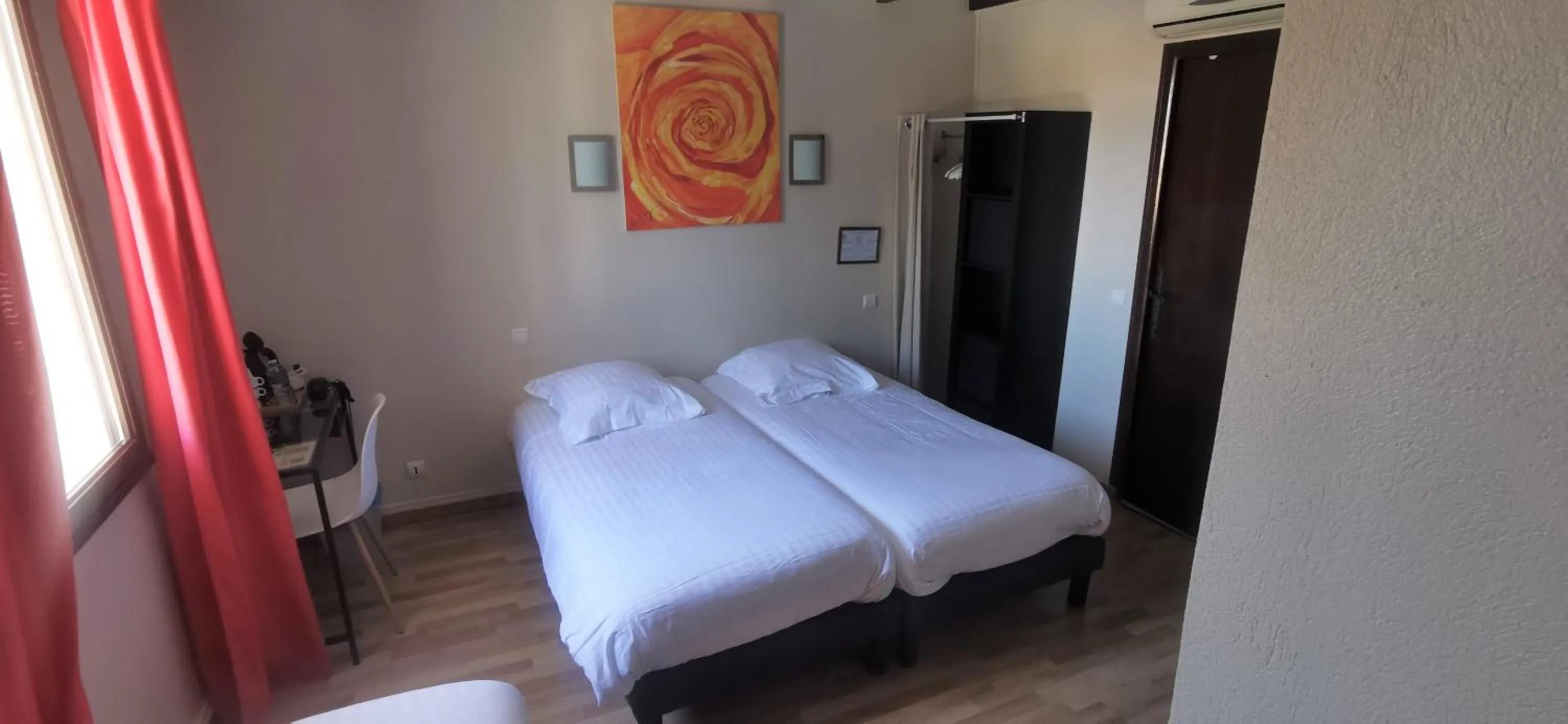 Bed in Hôtel Le Mas Des Amandiers