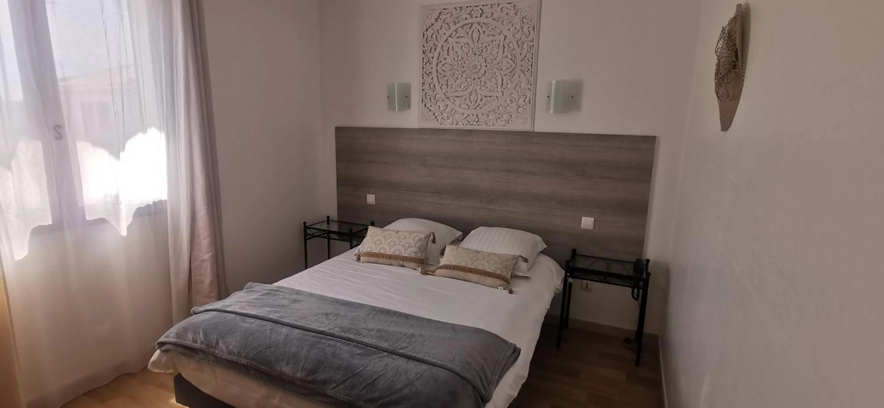 Property building, Bed in Hôtel Le Mas Des Amandiers