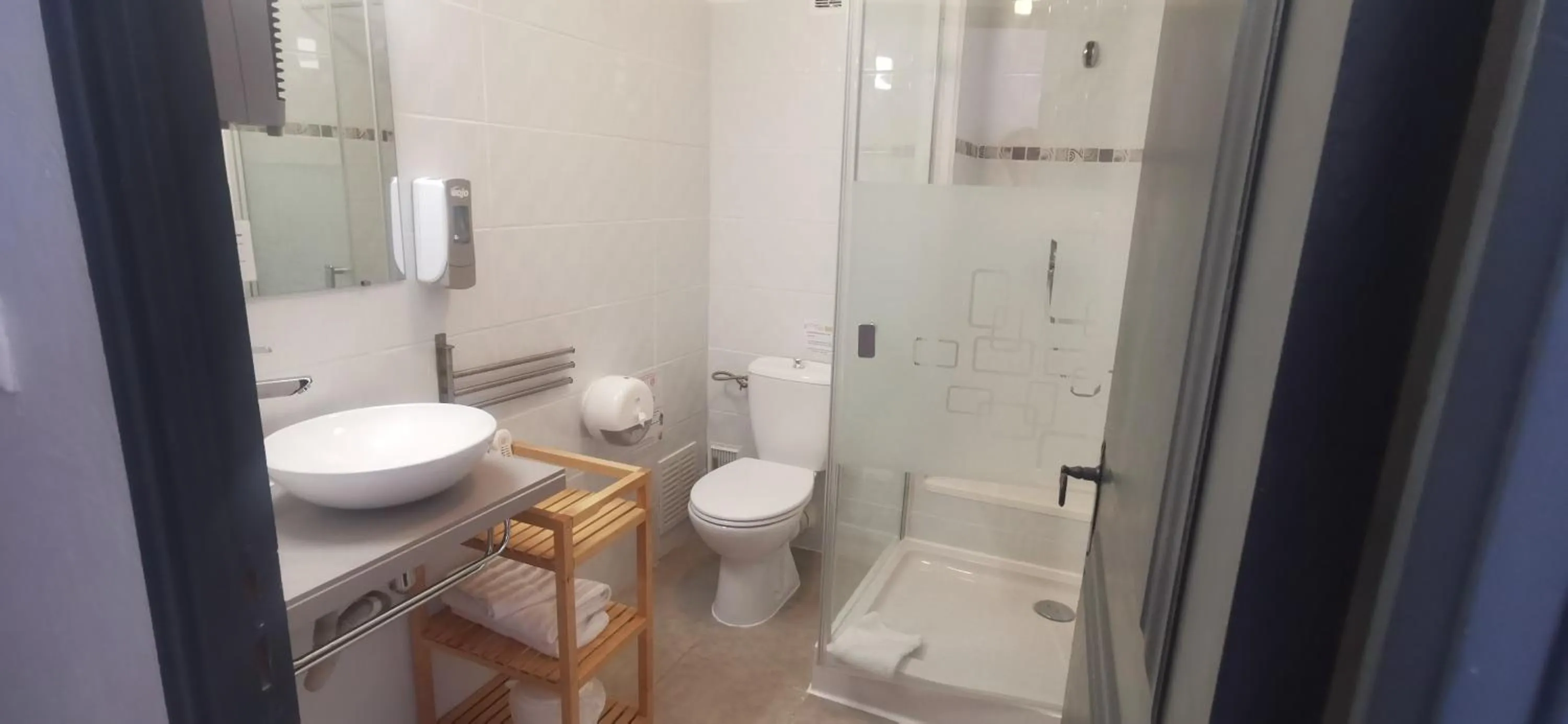 Shower in Hôtel Le Mas Des Amandiers