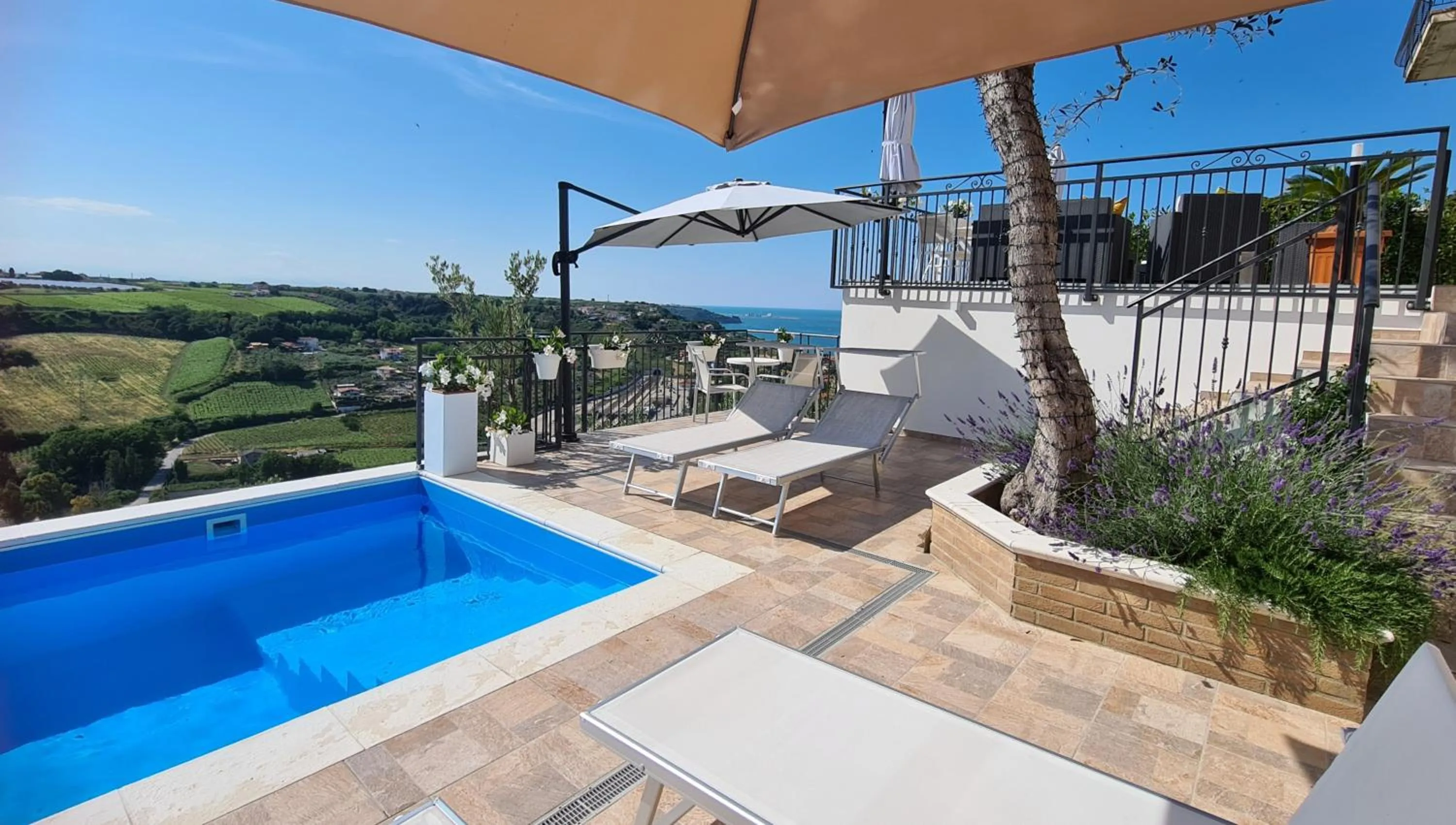 Swimming pool in Il Nido B&B