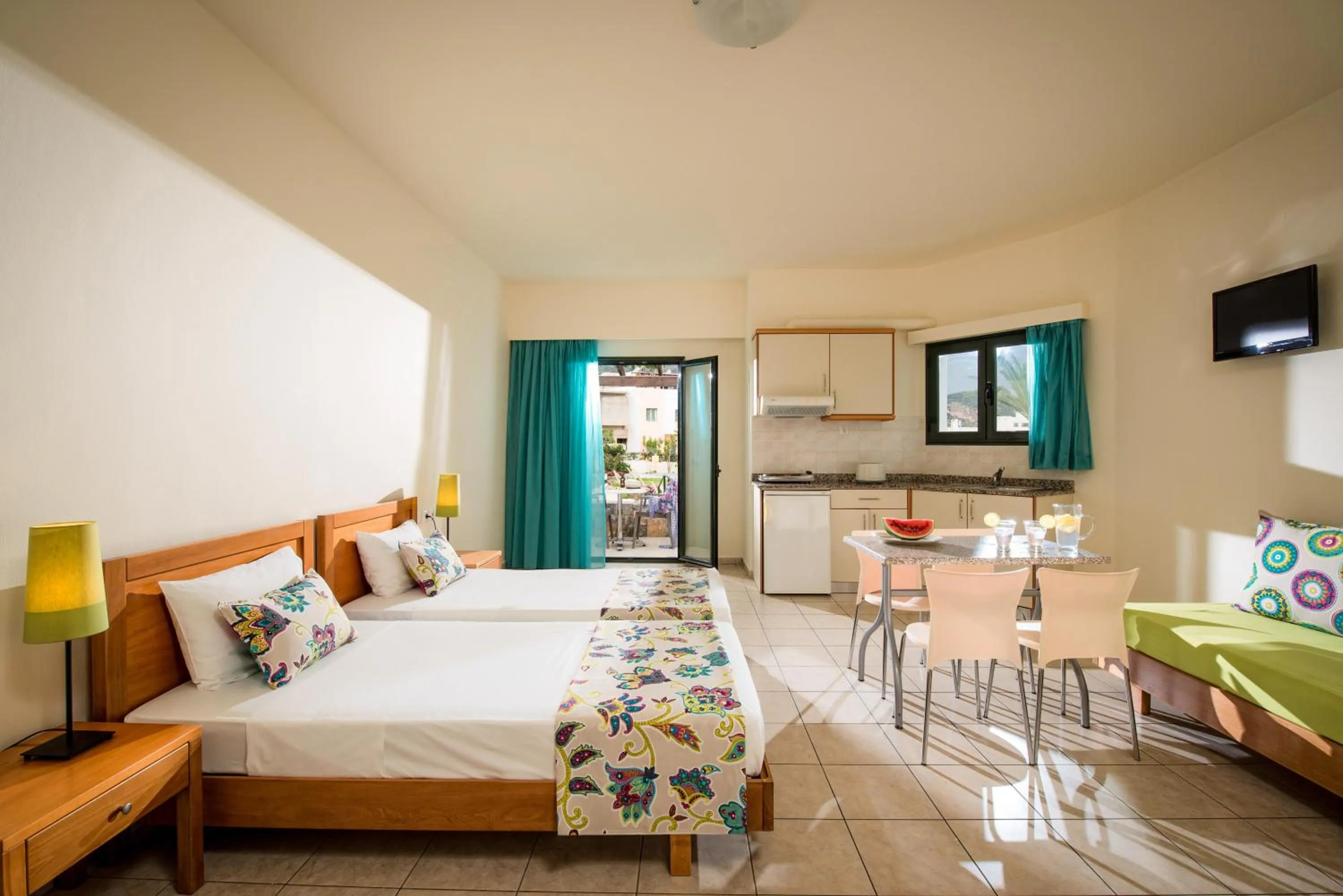 Balcony/Terrace, Bed in Kristalli Hotel Apartments