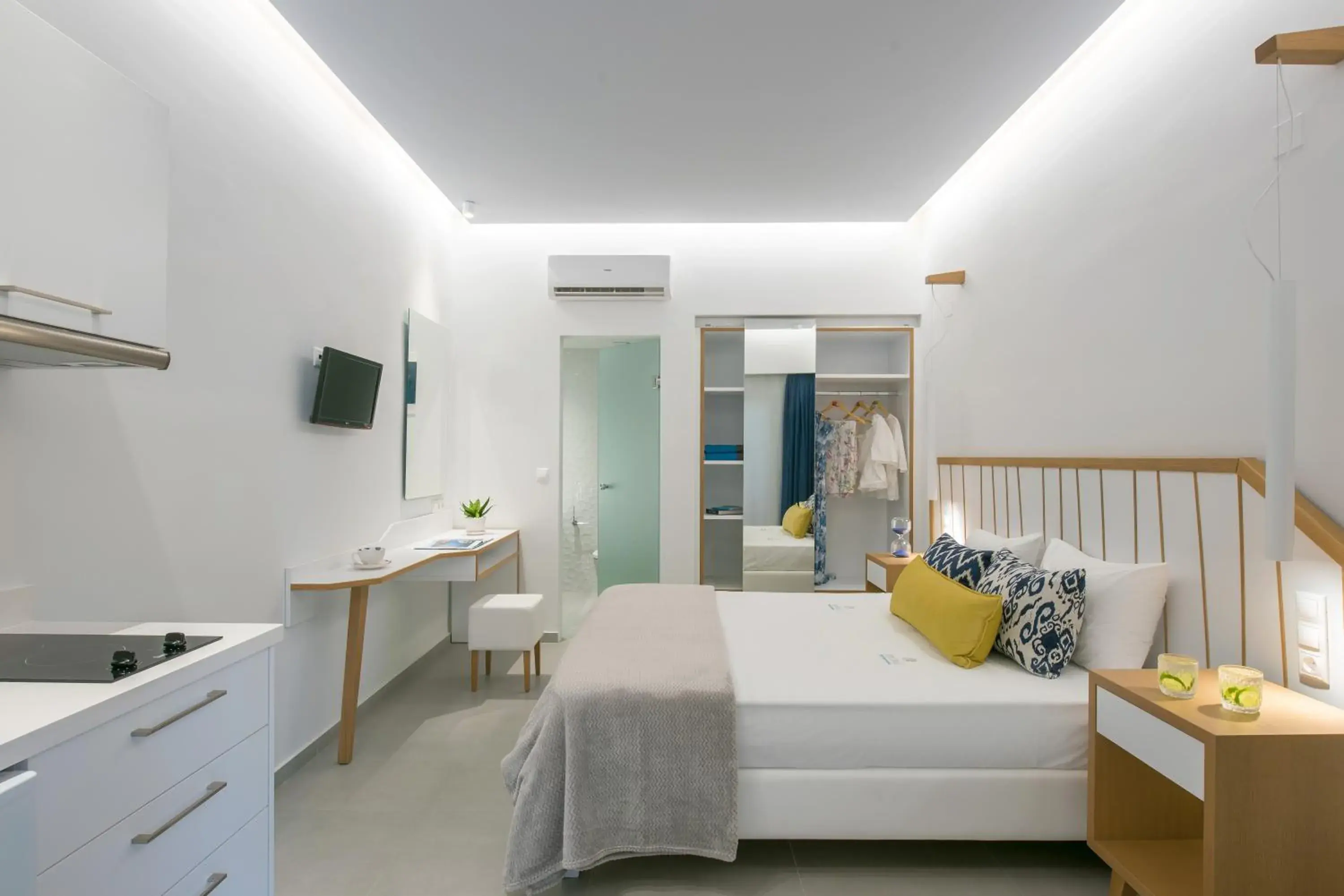 Kitchen or kitchenette, Bed in Kristalli Hotel Apartments Kitchen or kitchenette, Bed in Kristalli Hotel Apartments