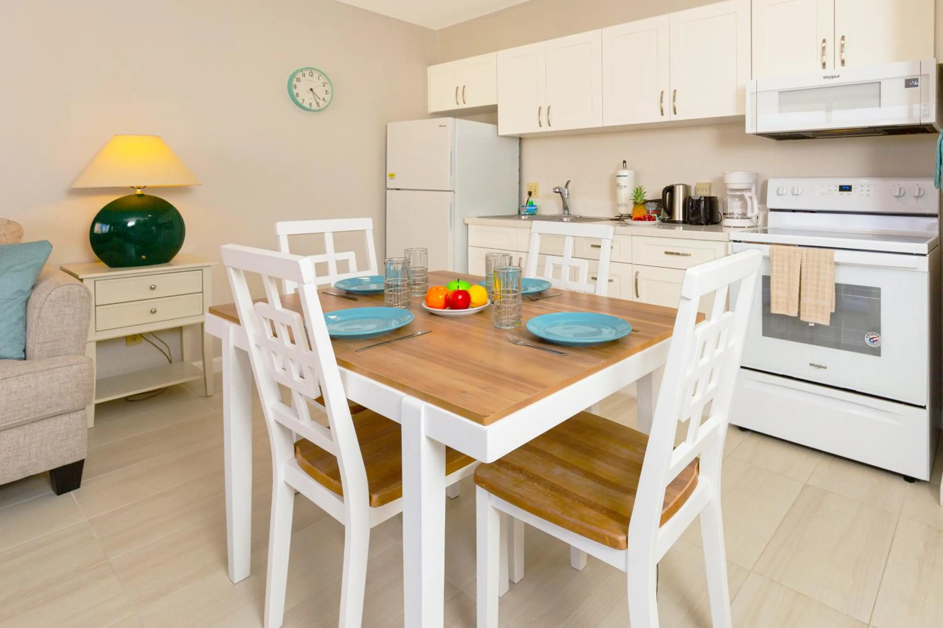 Dining area in Diamond Head & Ocean View Gem Near Waikiki Beach, Parking's On Us