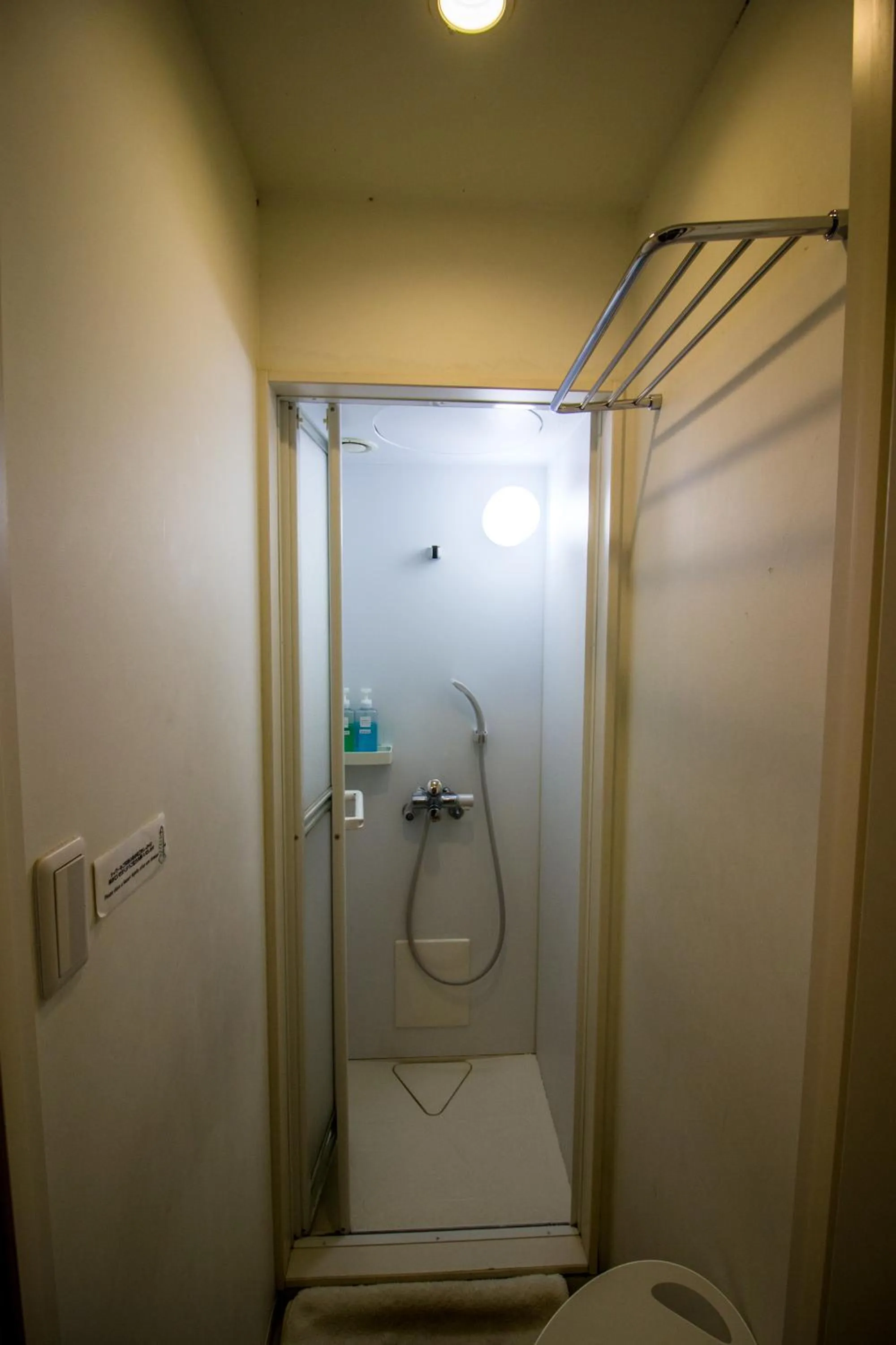 Shower in Santiago Guesthouse Kyoto