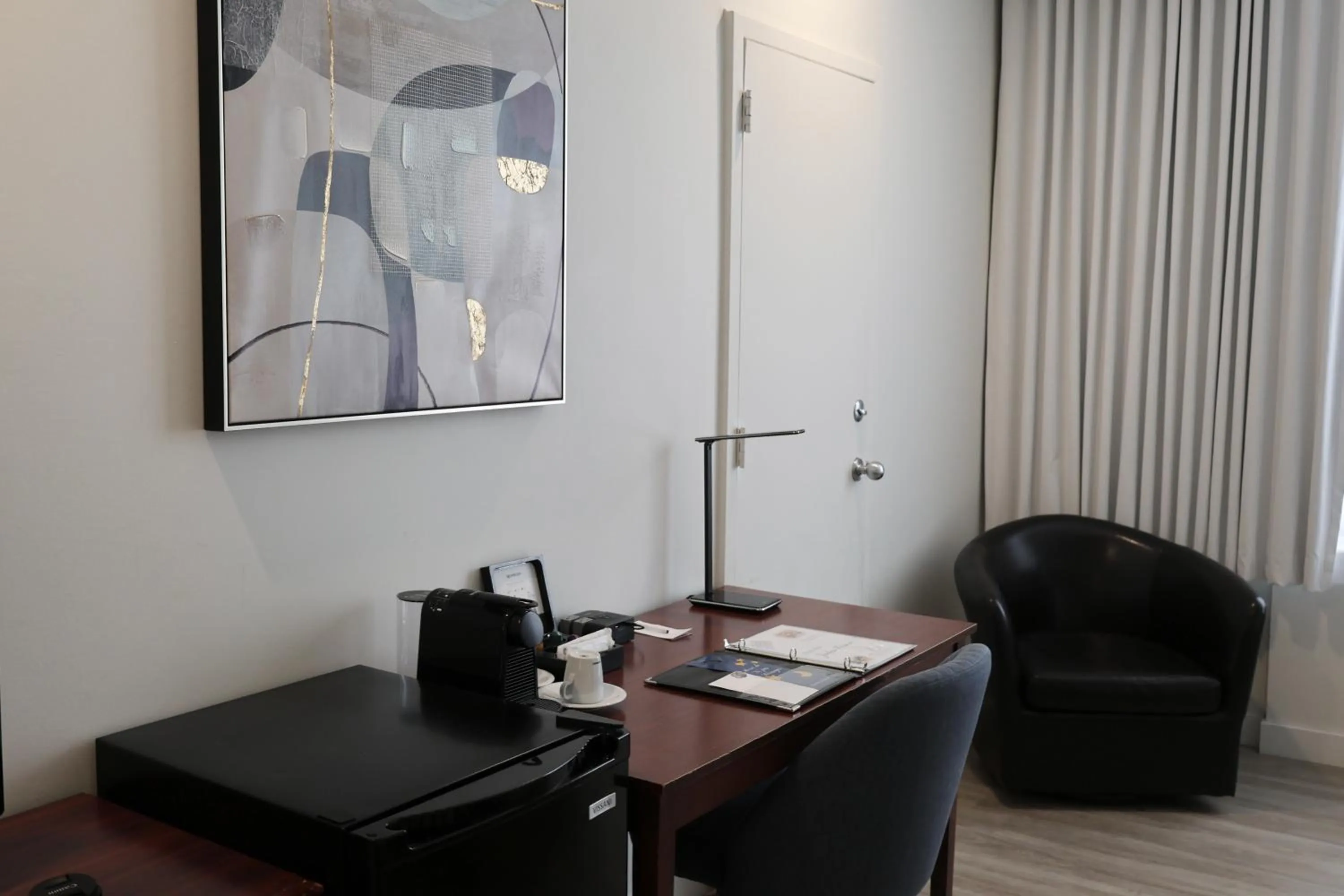 Seating area in Travelodge by Wyndham Quebec City Hotel & Convention Centre