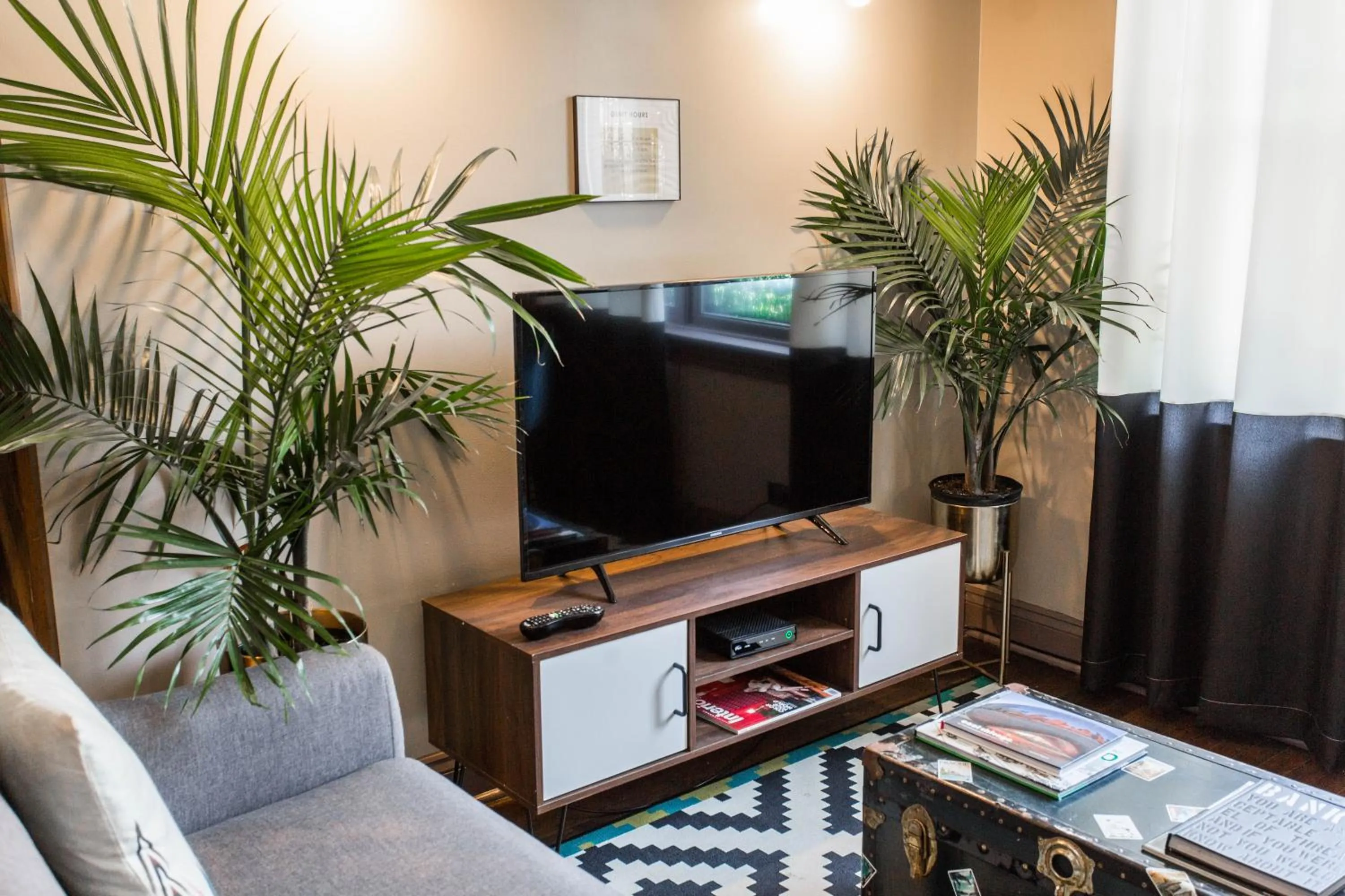 Communal lounge/ TV room in Villa Dubois Guest House