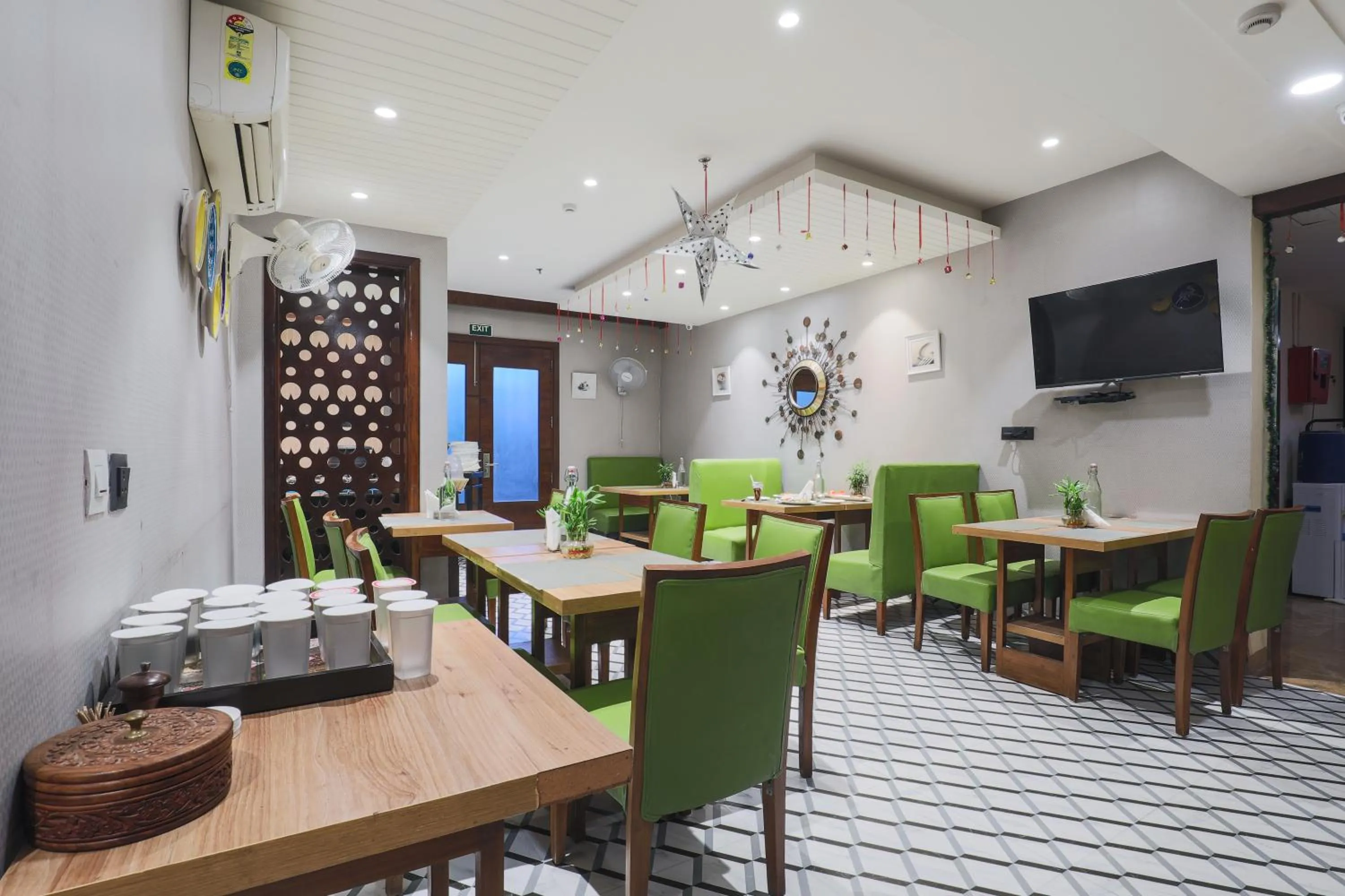 Restaurant/places to eat in Hotel Bluestone Nehru Place by The Cosy Hotels