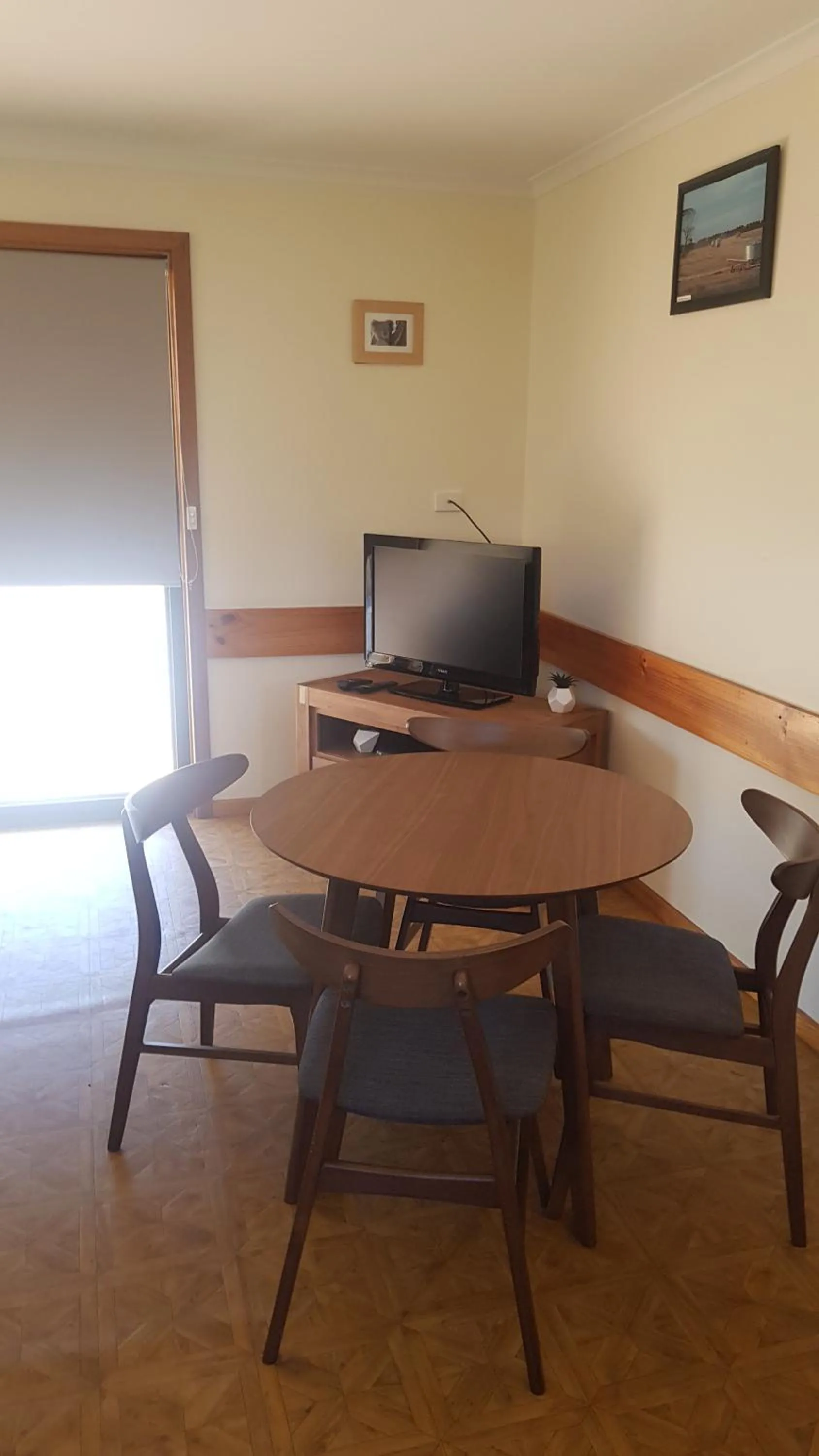Dining area in Parndana Hotel Cabins