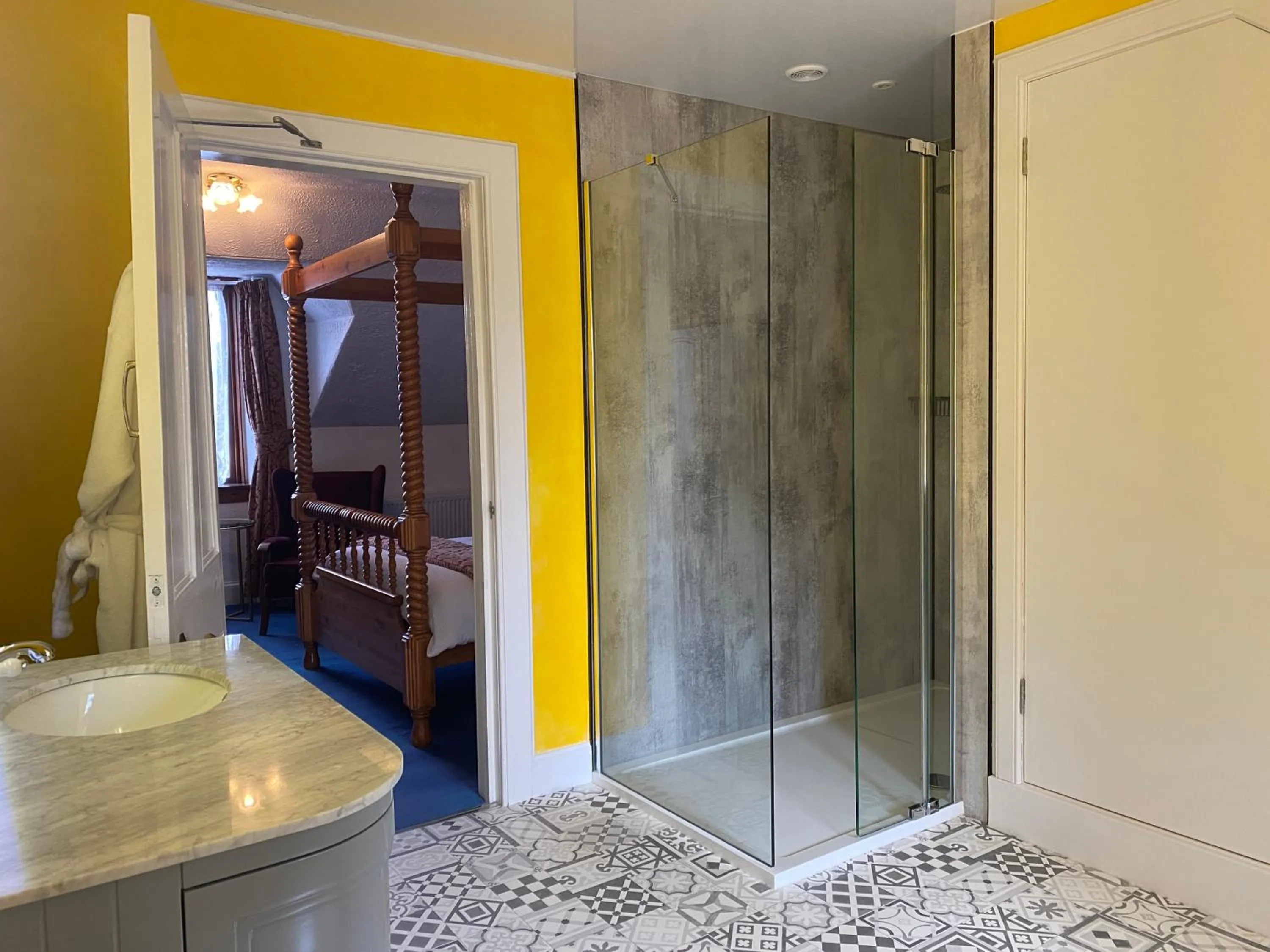 Shower in Garden Park Guest House