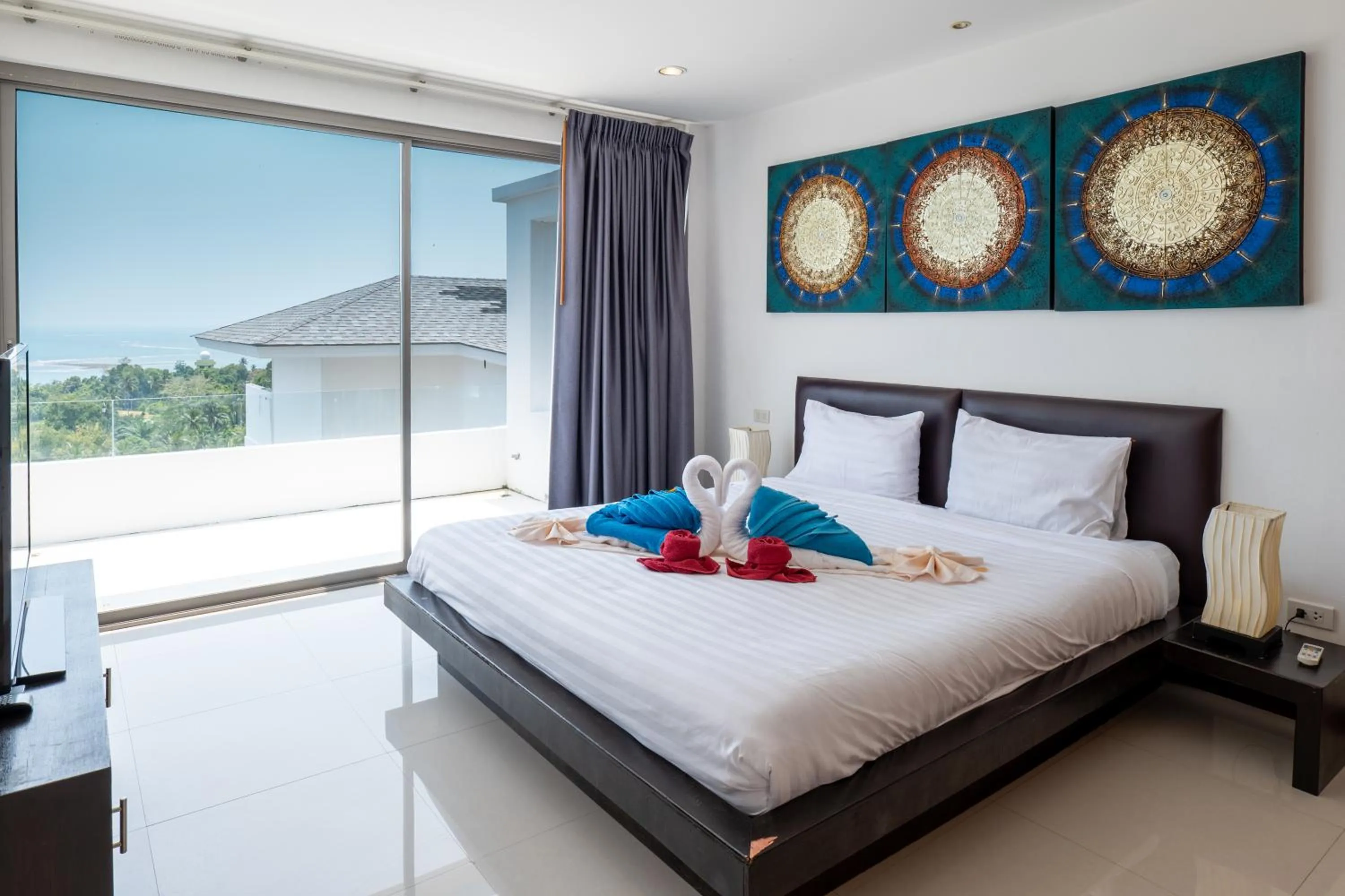 Bed in Tropical Sea View Residence