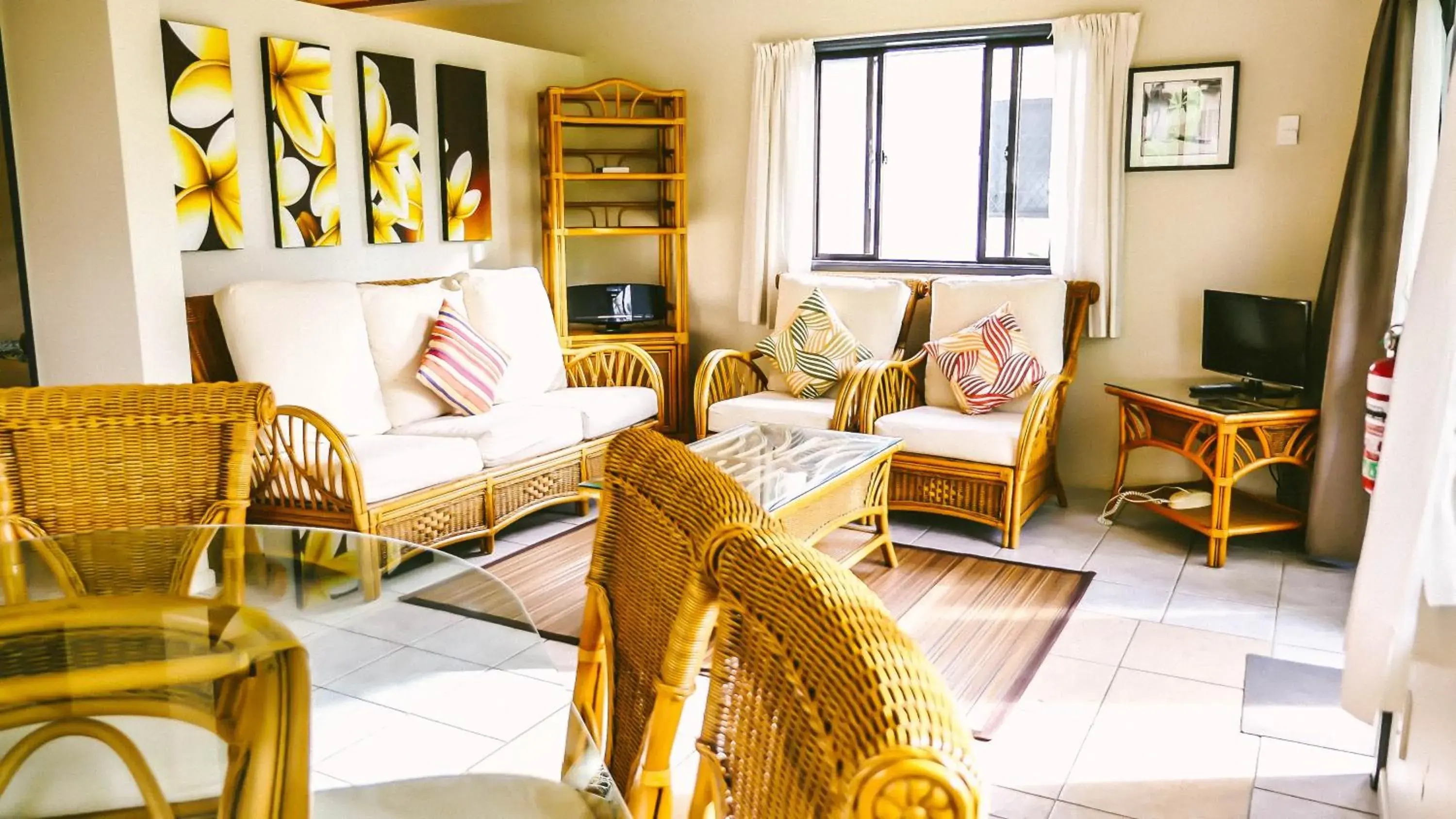 TV and multimedia in Muri Beach Resort TV and multimedia in Muri Beach Resort