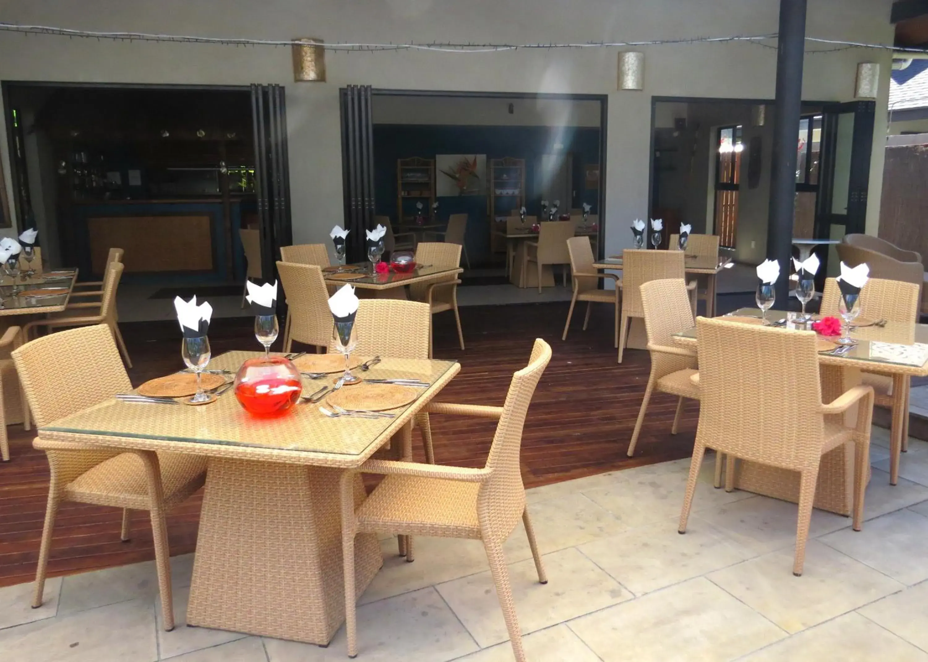 Restaurant/places to eat in Muri Beach Resort Restaurant/places to eat in Muri Beach Resort