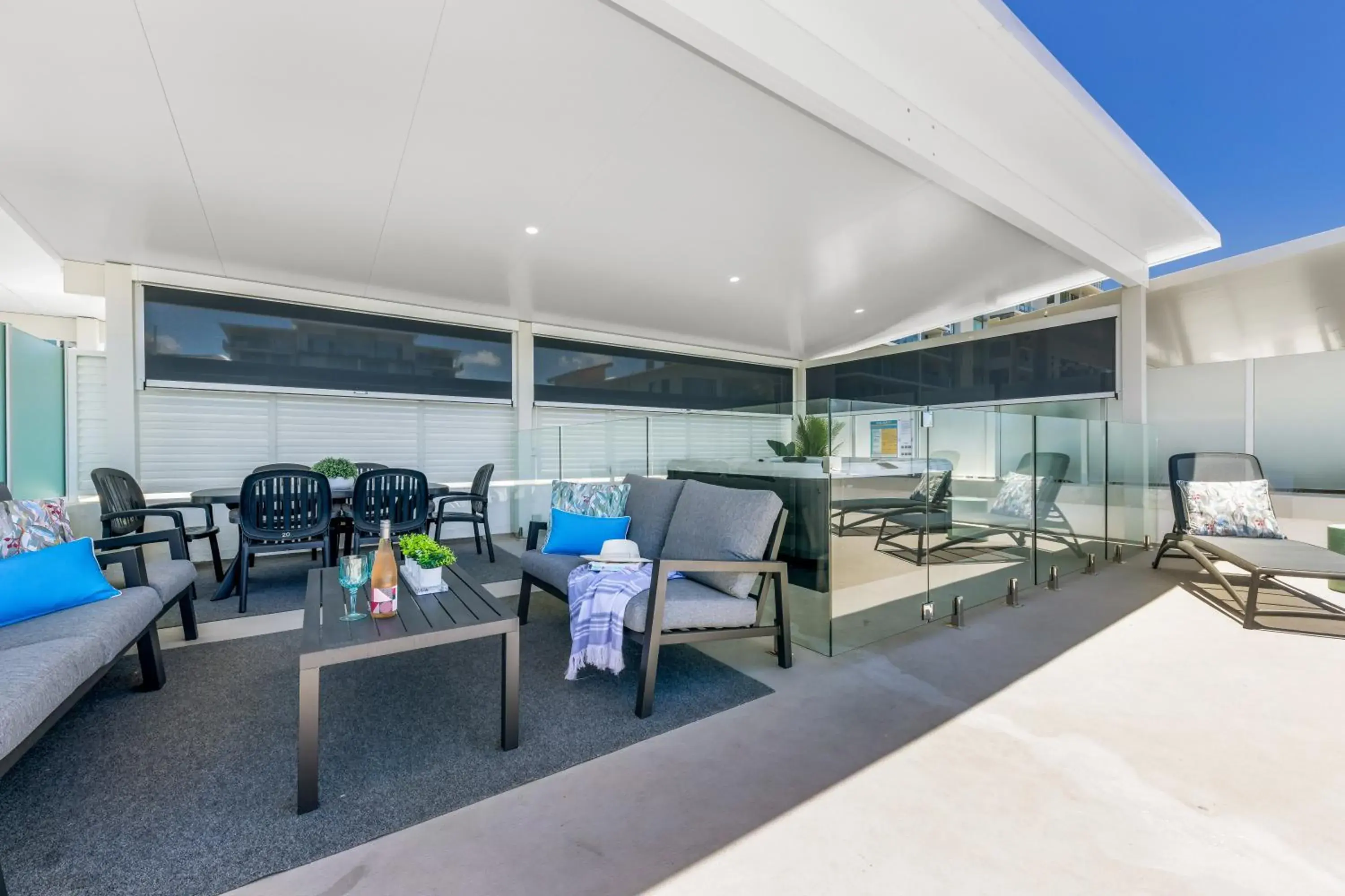 Penthouse With Rooftop Deck and Spa in Sundeck Gardens Penthouse With Rooftop Deck and Spa in Sundeck Gardens