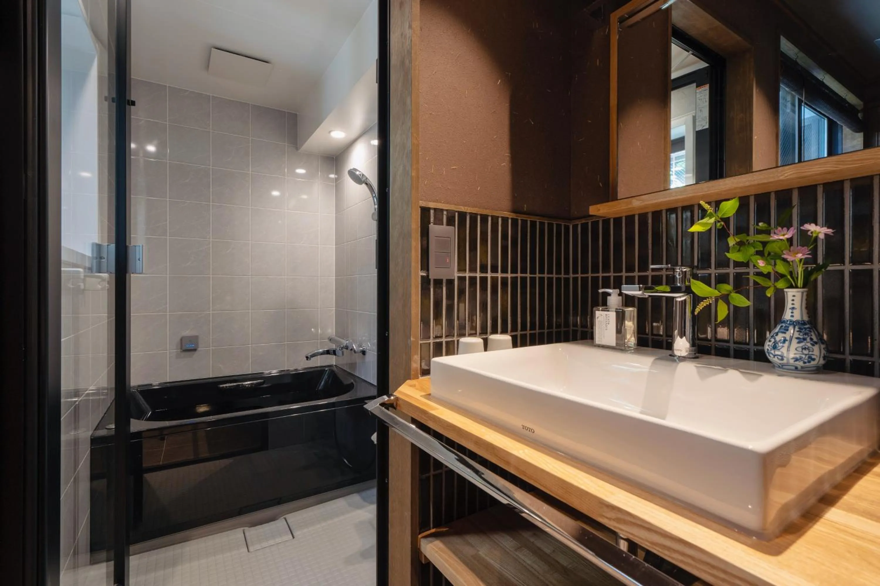 Hot Tub in THE MACHIYA KAZAHAYA