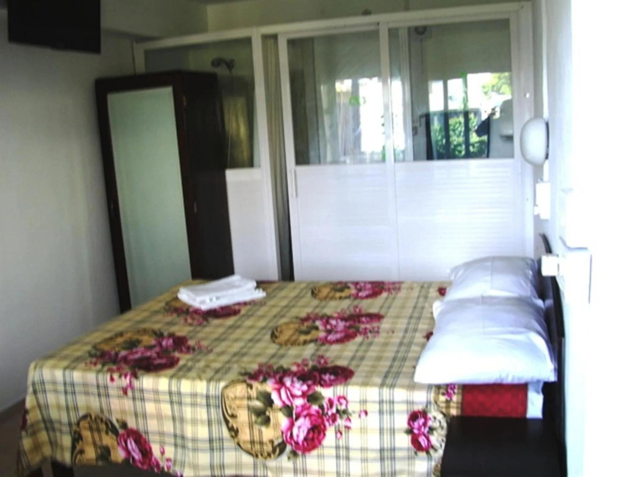 Photo of the whole room, Bed in Auberge Le Saladier