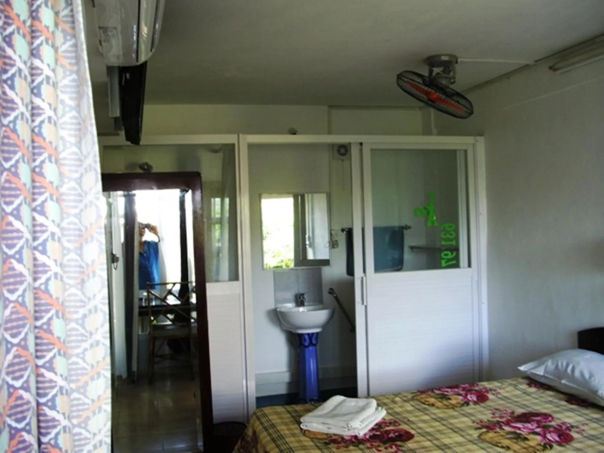 Bathroom, Bed in Auberge Le Saladier