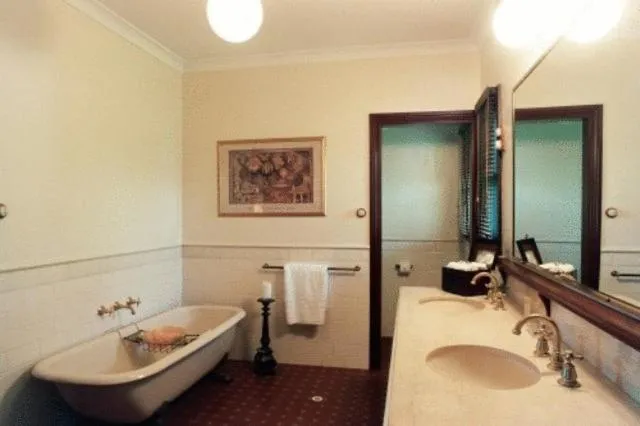 Bathroom in Pinctada McAlpine House